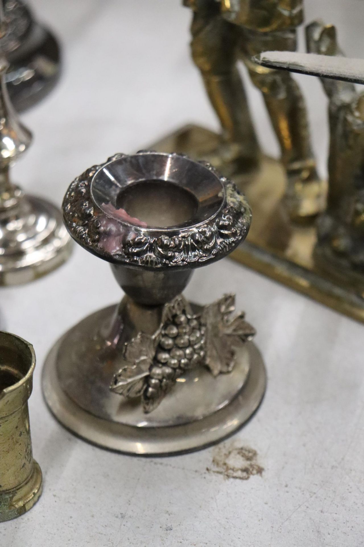 A QUANTITY OF BRASS AND SILVER PLATE TO INCLUDE A HEAVY POACHER FIGURE, CANDLESTICKS, ANIMAL - Image 12 of 15