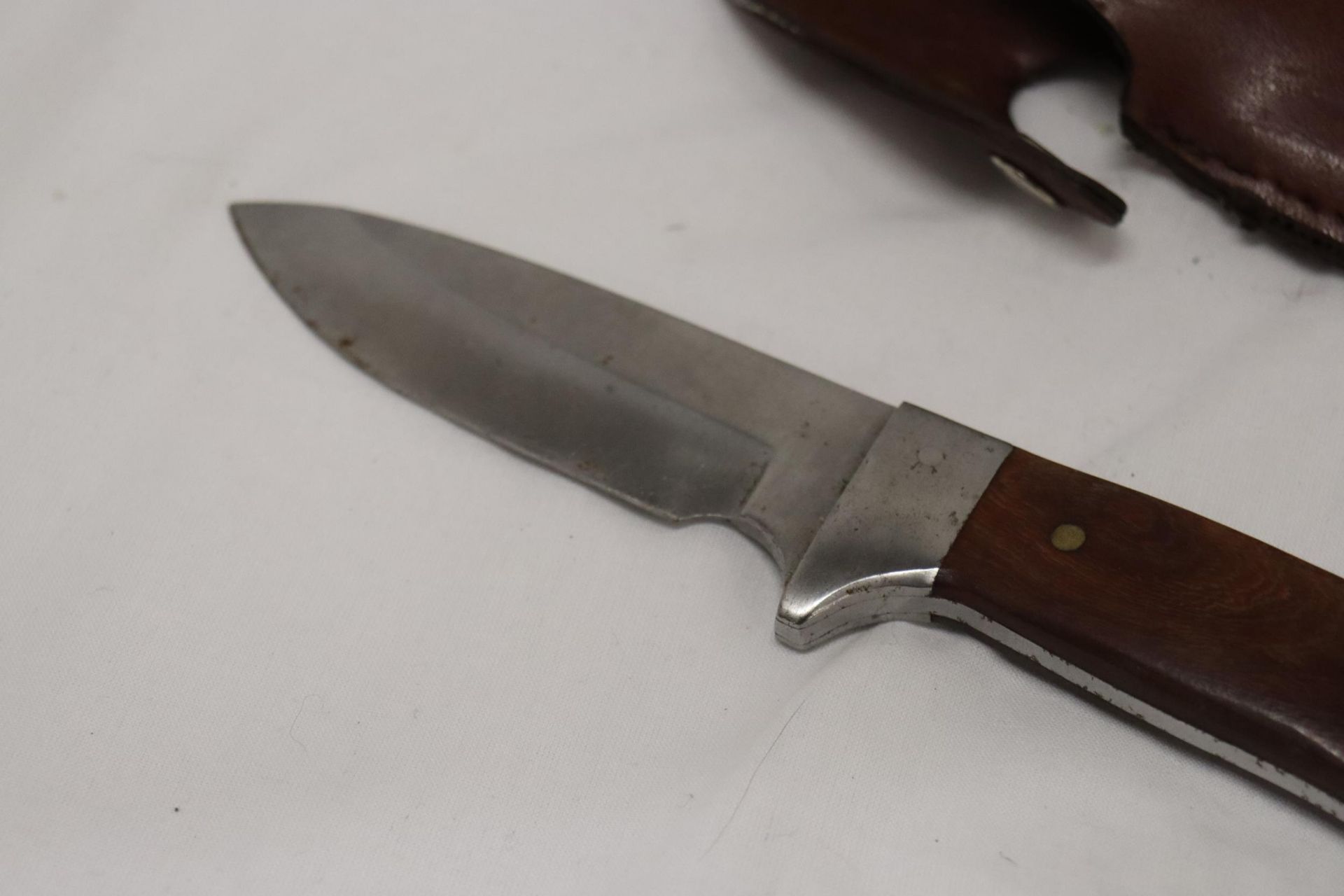 A HUNTING KNIFE IN A LEATHER SHEATH - Image 4 of 5