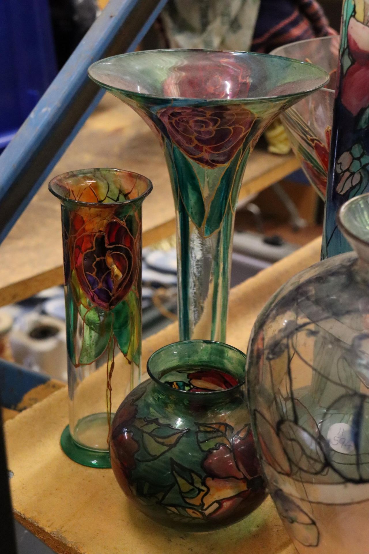 A LARGE MIXED LOT OF PAINTED ON GLASS VASES PLUS ONE DELCROFT WARE CERAMIC VASE - Bild 2 aus 11