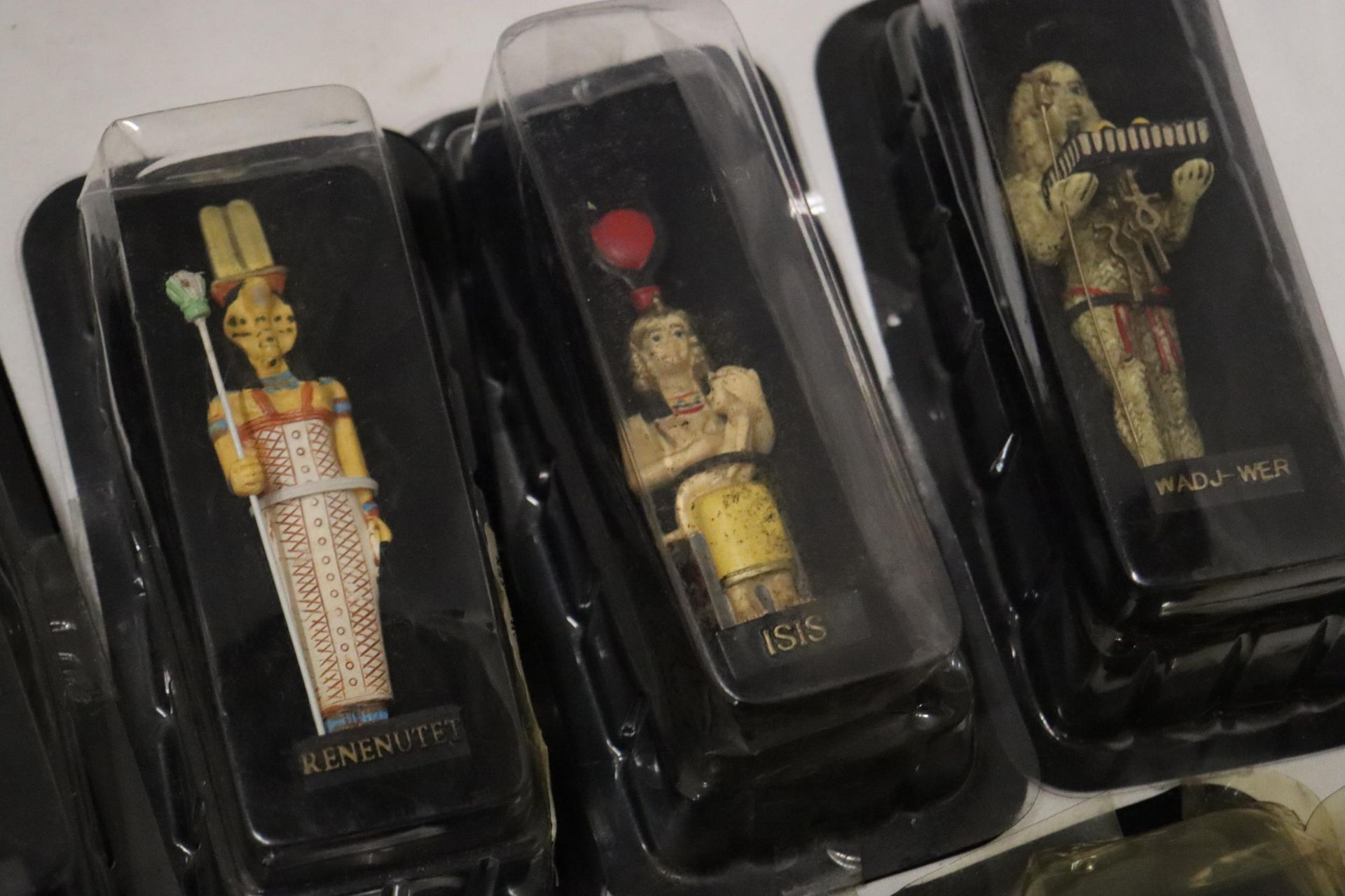 A COLLECTION OF HANDPAINTED EGYPTIAN FIGURES - 13 IN TOTAL - Bild 3 aus 7