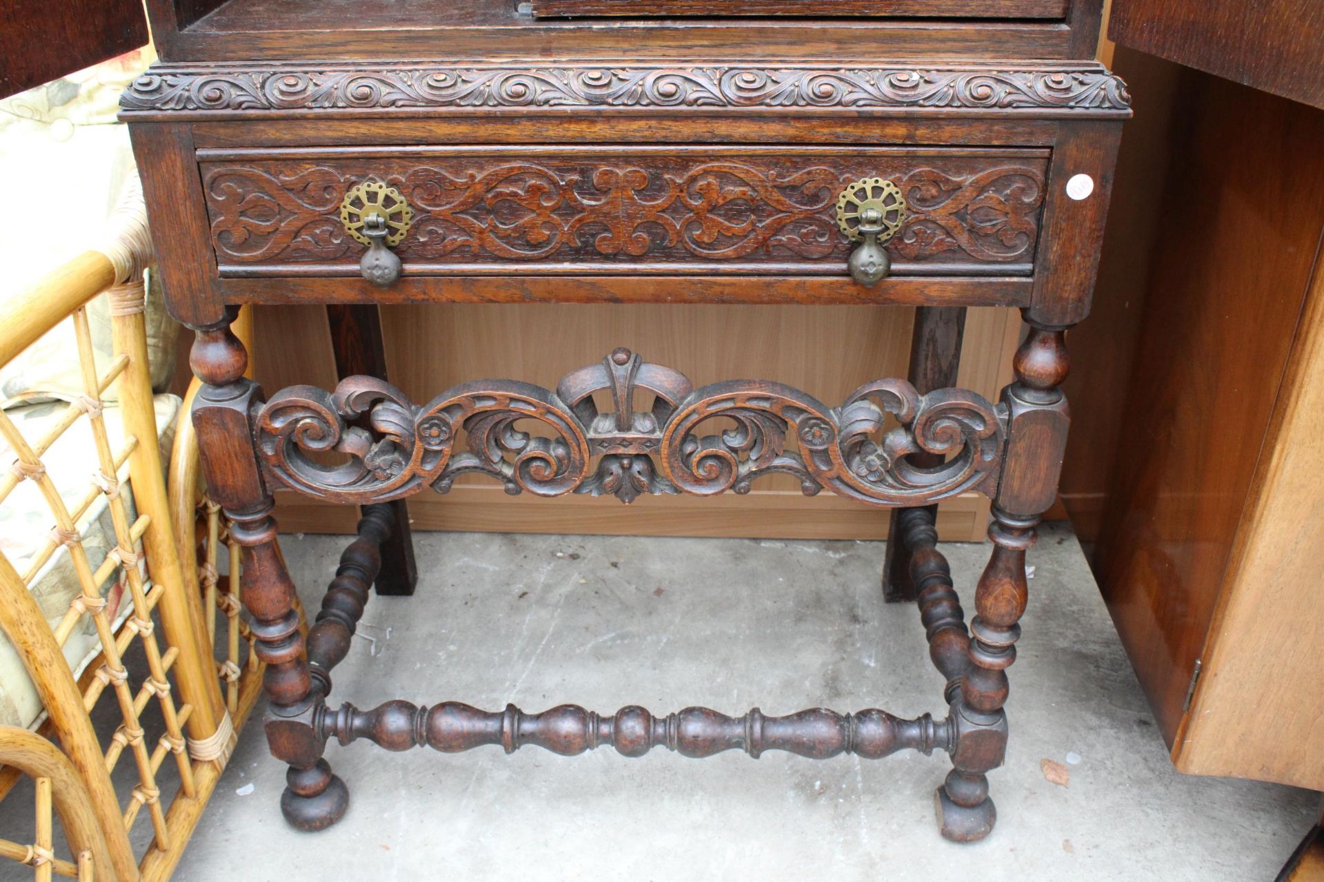 AN EARLY 20TH CENTURY OAK JACOBEAN STYLE COCKTAIL CABINET ENCLOSING SLIDES AND A SINGLE DRAWER ON - Image 3 of 4