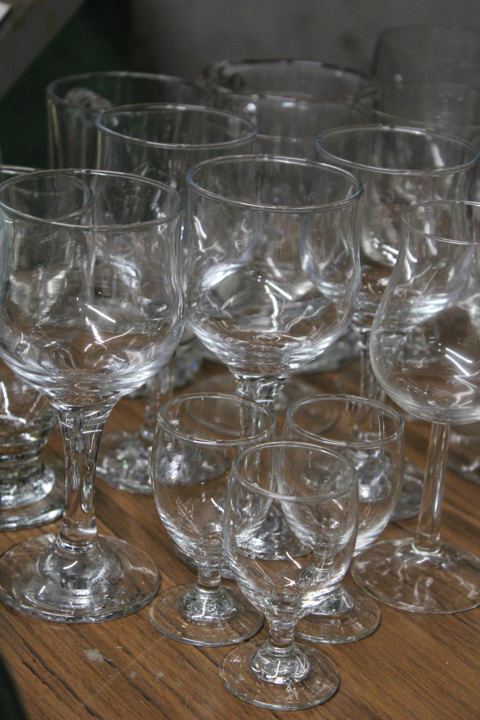 A QUANTITY OF GLASSES TO INCLUDE WINE, SHERRY, TANKARDS, ETC - Image 3 of 3
