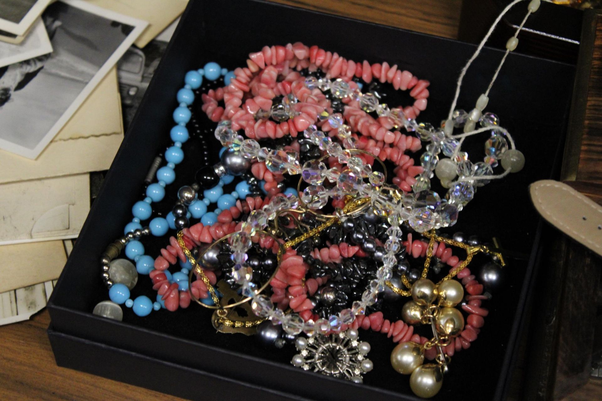 A QUANTITY OF COSTUME JEWELLERY TO INCLUDE NECKLACES, BROOCHES ETC - Image 2 of 3