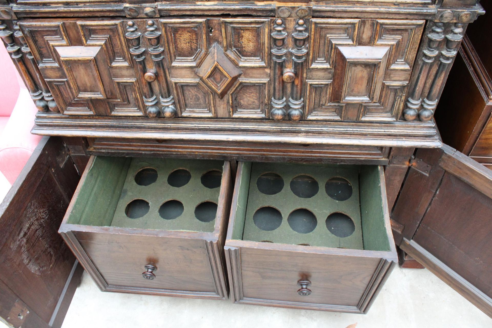 AN OAK CHARLES I STYLE CHEST OF DRAWERS WITH CUPBOARD TO BASE ENCLOSING TWO NINE BOTTLE - Image 5 of 5