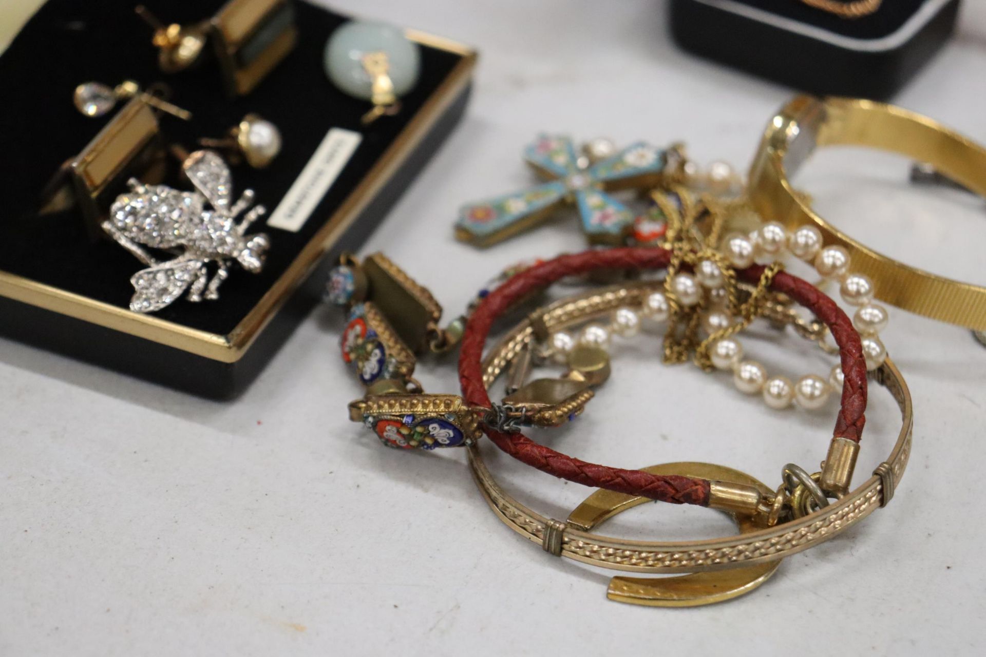 A QUANTITY OF COSTUME JEWELLERY TO INCLUDE BRACELETS, BOXED CUFFLINKS, A WATCH, PENKNIFE, ETC - Image 9 of 9