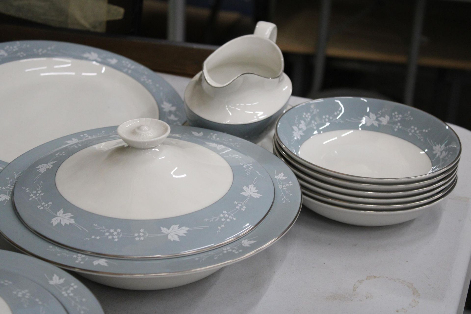 A ROYAL DOULTON 'REFLECTION' PART DINNER SERVICE TO INCLUDE SERVING TUREENS, SERVING PLATES, - Image 3 of 5