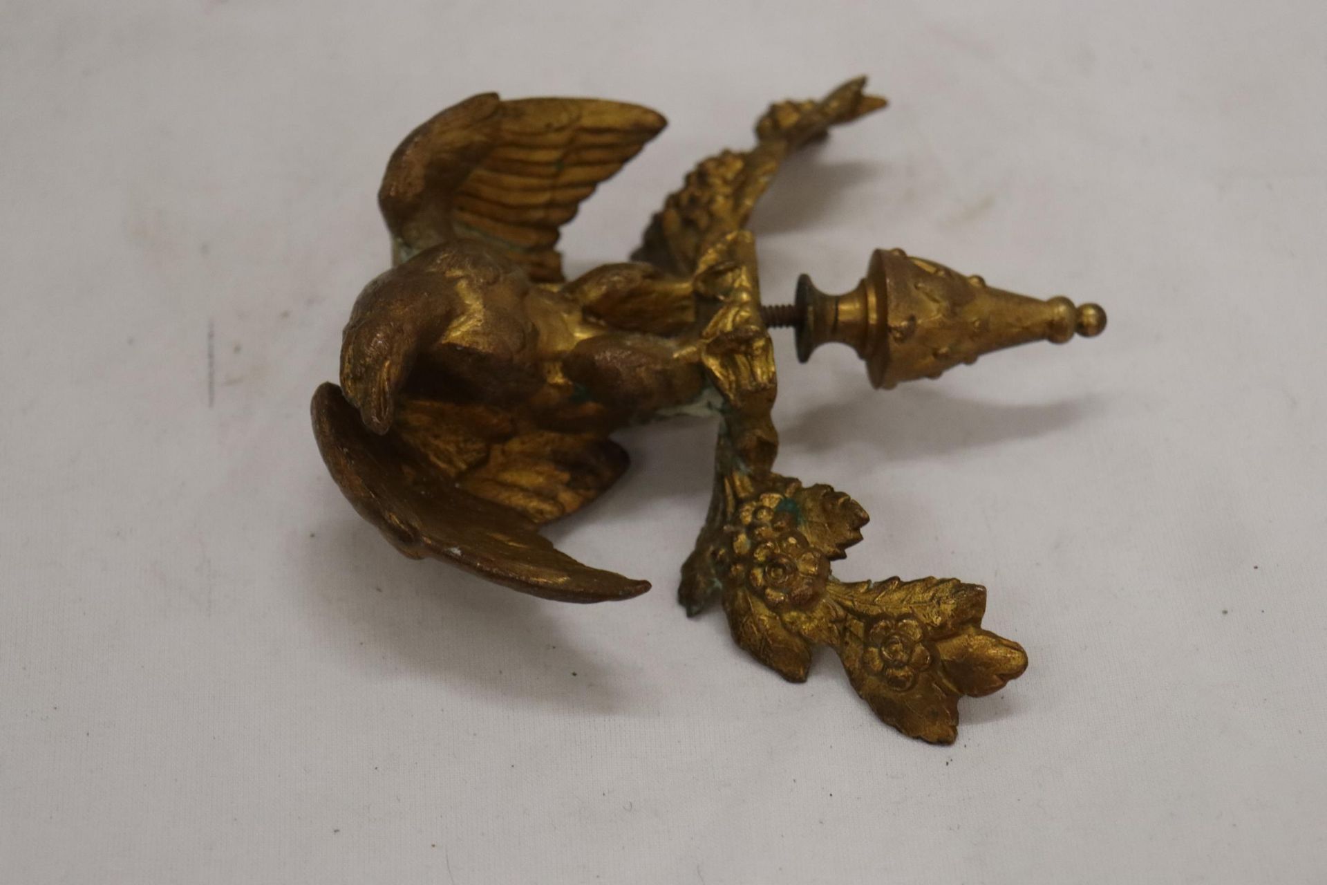 AN ART DECO 1900 - 1940 BRASS EAGLE - Image 3 of 5