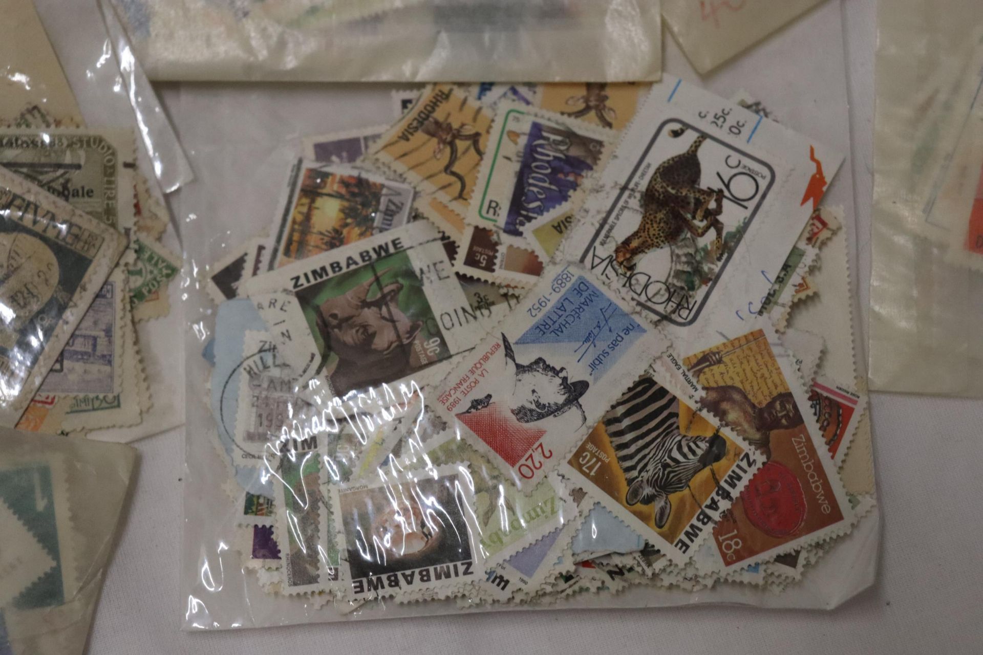 A COLLECTION OF STAMPS IN PACKETS - Bild 4 aus 7