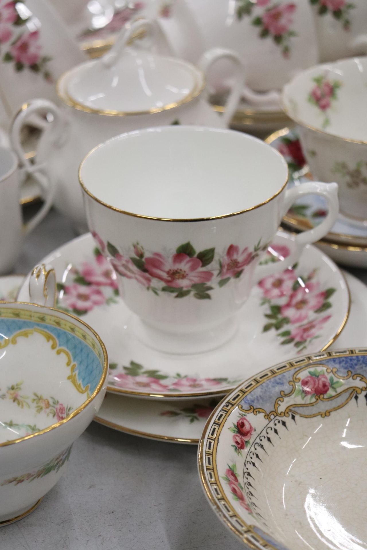 A ROYAL KENT, FLORAL, CHINA TEASET TO INCLUDE A CAKE PLATE, CREAM JUG, SUGAR BOWL, CUPS, SAUCERS AND - Image 2 of 11