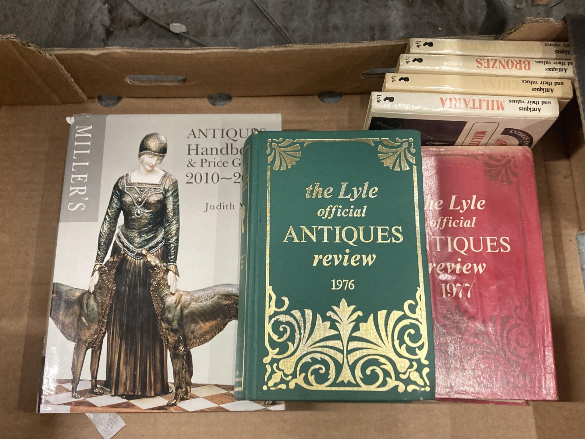 A QUANTITY OF HARDBACK BOOKS TO INCLUDE MILITARIA, ANTIQUES GUIDES, ETC - Bild 3 aus 3