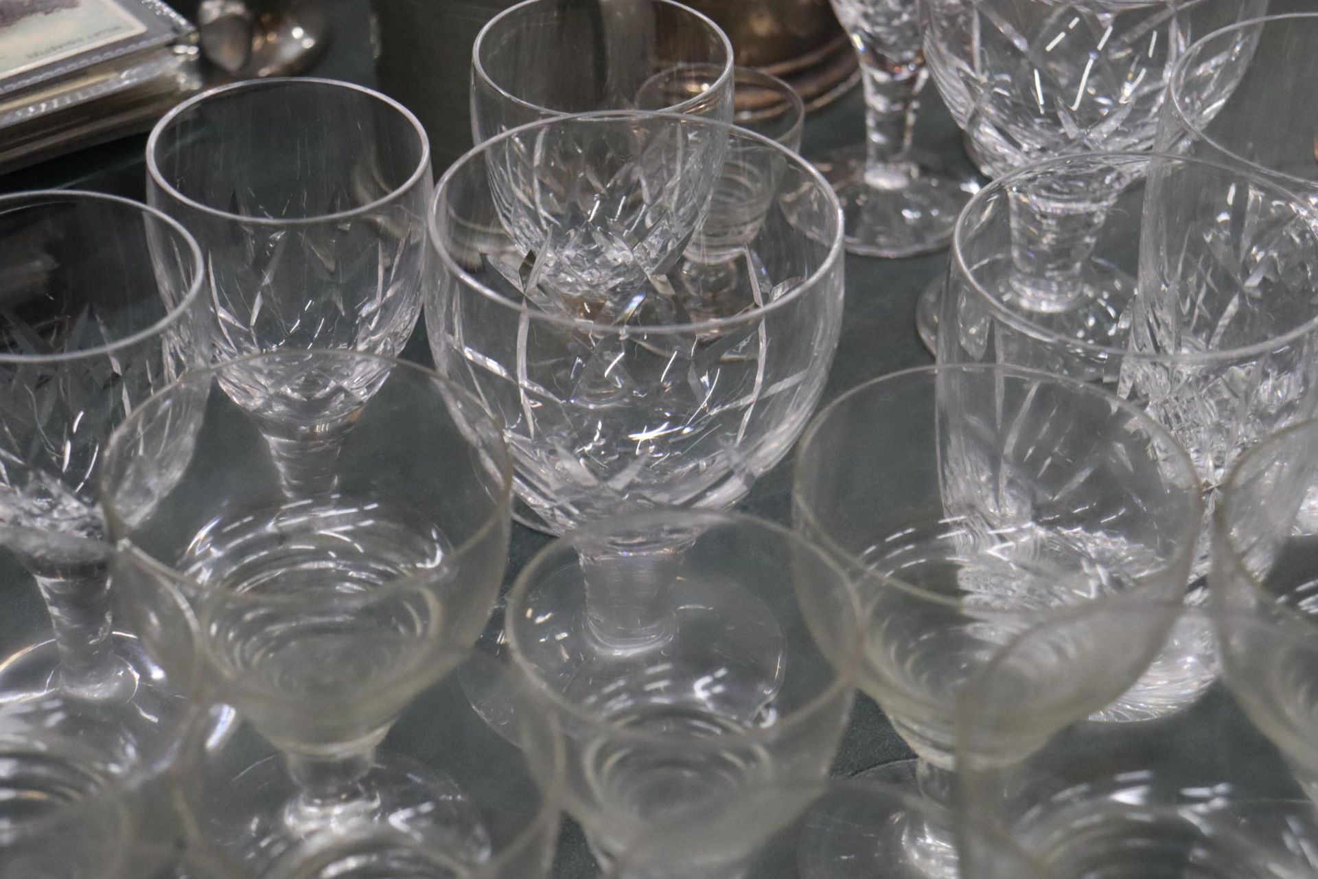 A LARGE QUANTITY OF GLASSES TO INCLUDE SHERRY, LIQUER, TUMBLERS, ETC - Image 5 of 9