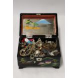 A VINTAGE JAPANESE LACQUERED JEWELLERY BOX WITH A QUANTITY OF COSTUME JEWELLERY