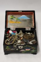 A VINTAGE JAPANESE LACQUERED JEWELLERY BOX WITH A QUANTITY OF COSTUME JEWELLERY