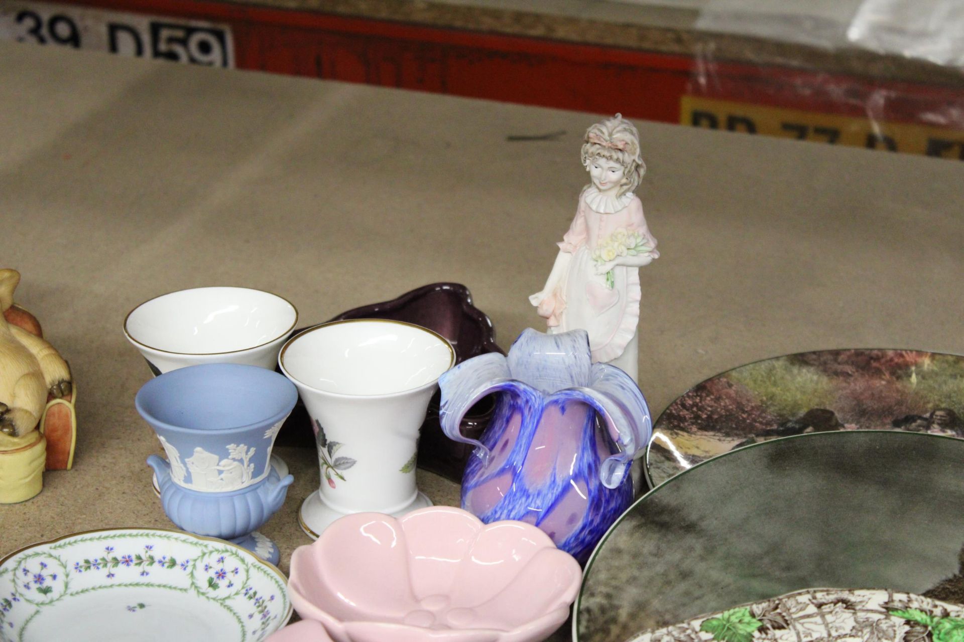 A MIXED LOT OF CERAMICS TO INCLUDE LIMOGES PIN TRAYS, CABINET PLATES, MINTON, WEDGWOOD, ETC - Image 4 of 5