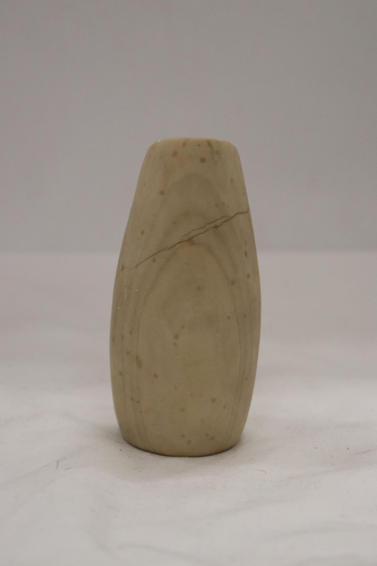 A SMALL STONE CARVED RUSSIAN ARTEFACT, HEIGHT 12CM - Image 2 of 5