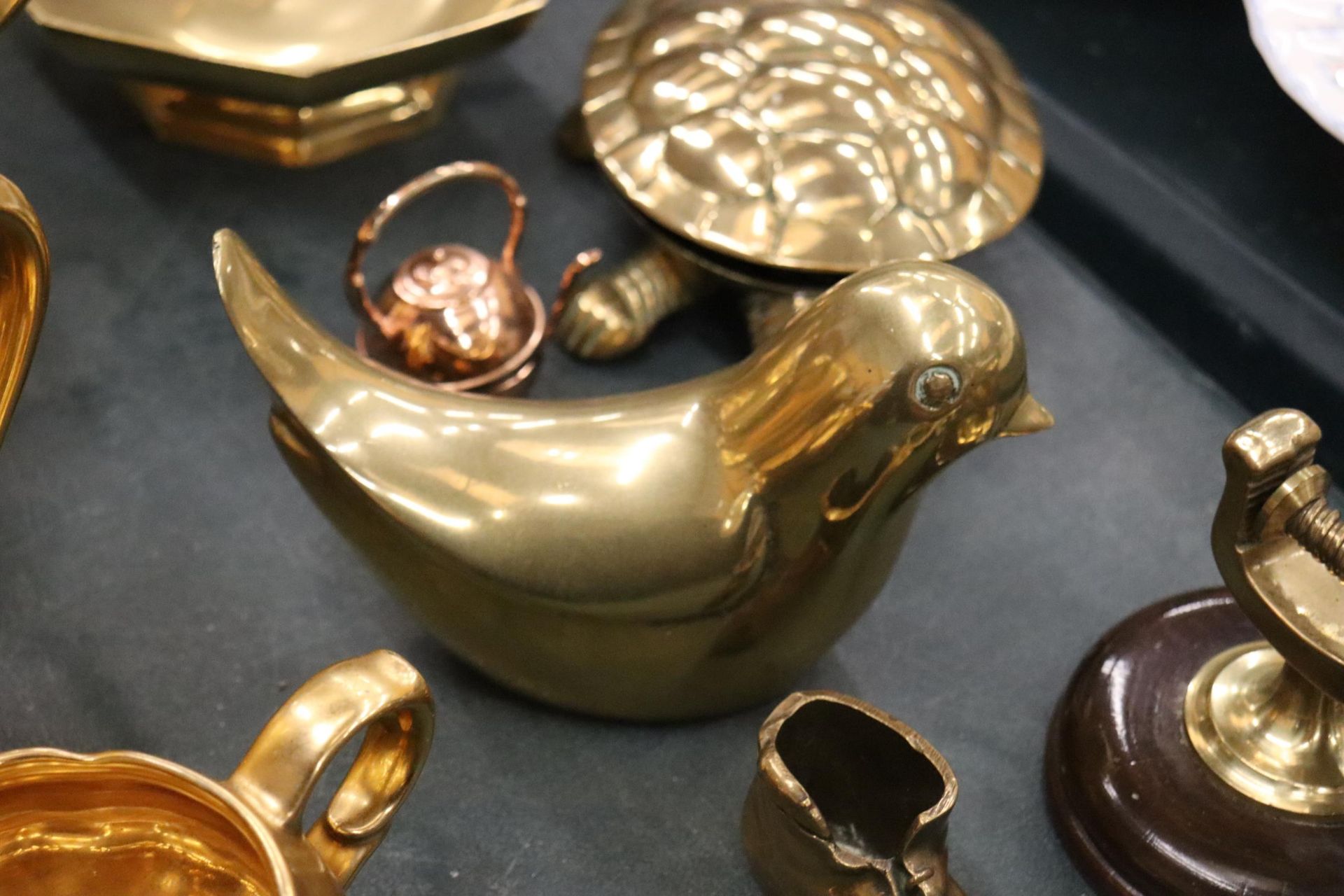A COLLECTION OF BRASS ITEMS TO INCLUDE BOWLS, CANDLESTICKS, ANIMAL FIGURES, ETC - Image 3 of 9