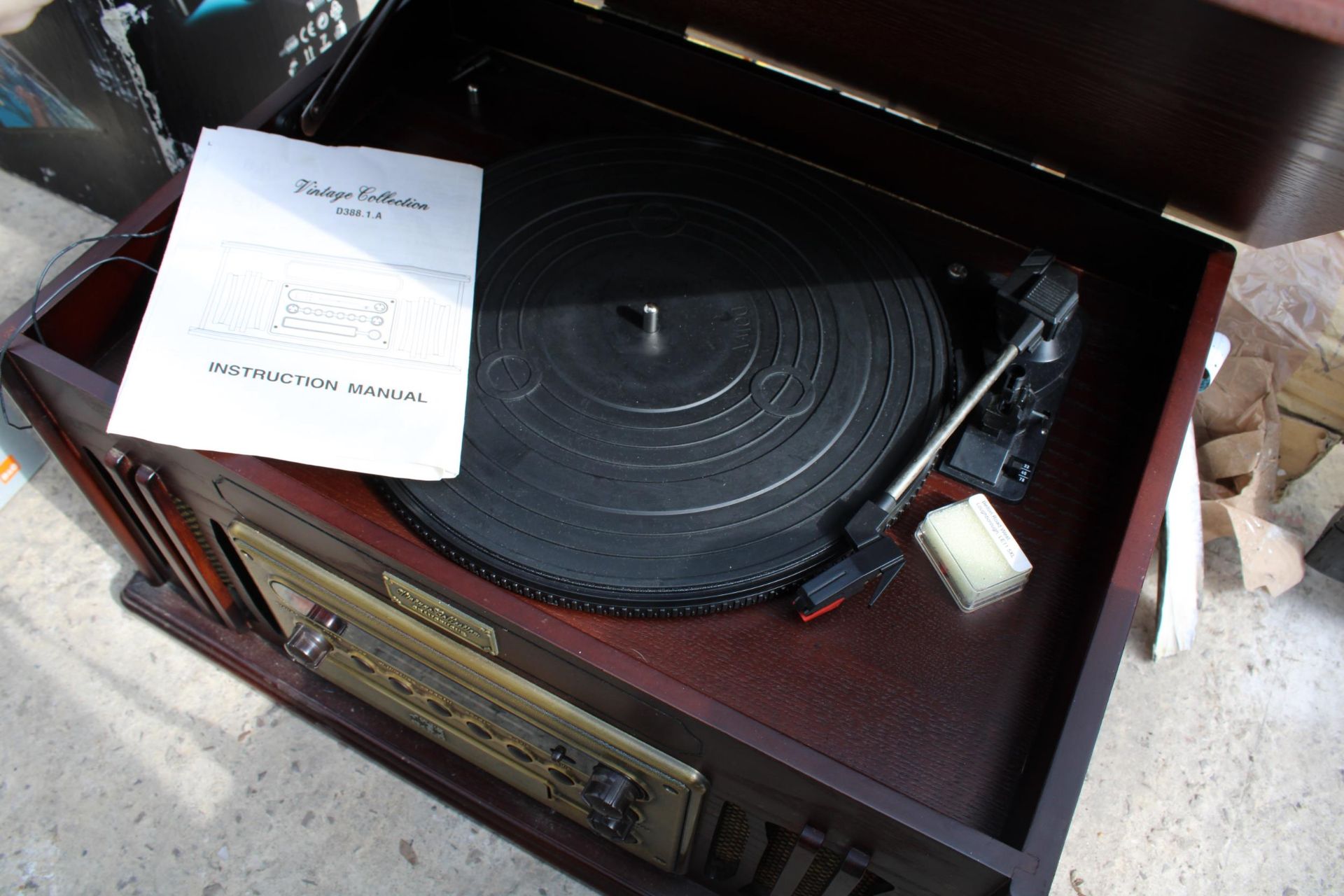 A RETRO STYLE RECORD PLAYER - Image 3 of 3