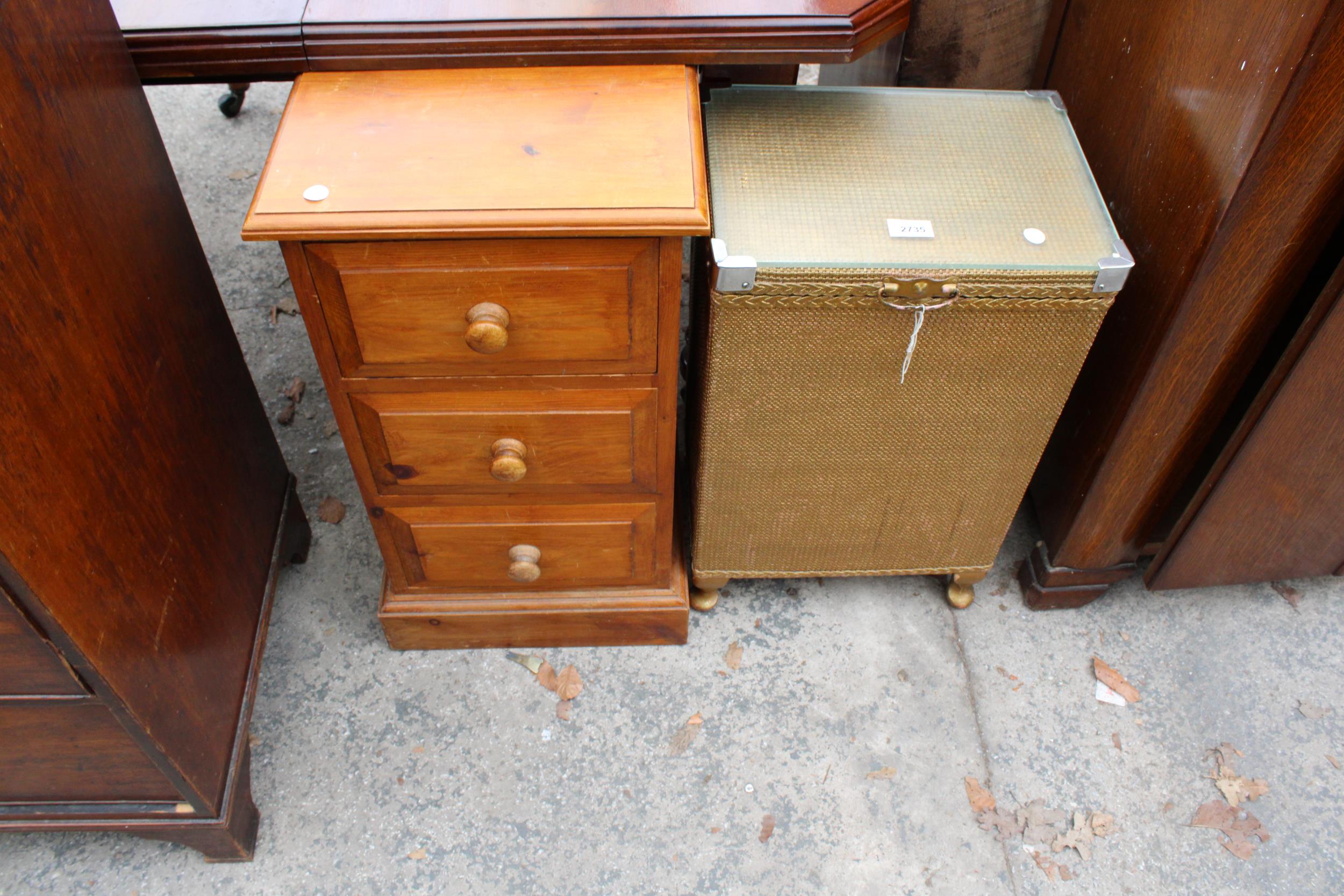 A LLOYD LOOM STYLE LINEN BOX