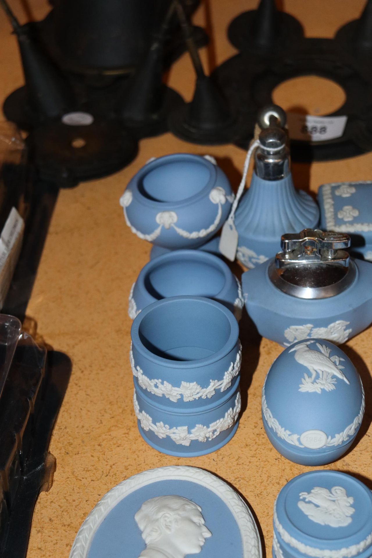 A COLLECTION OF WEDGWOOD POWDER BLUE JASPERWARE TO INCLUDE TABLE LIGHTERS, CANDLESTICKS, PIN - Image 10 of 10