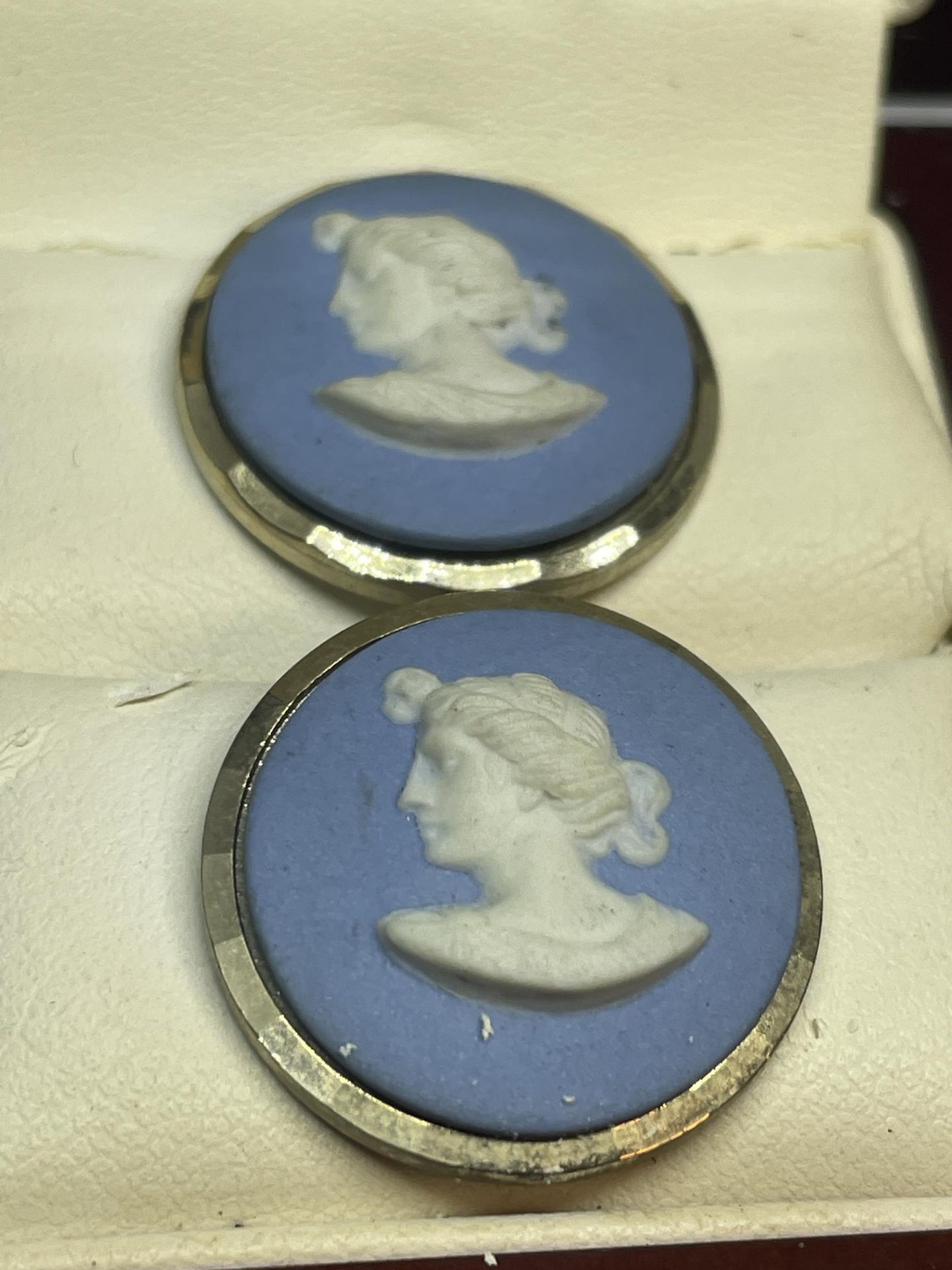 A PAIR OF BLUE WEDGWOOD JASPERWARE CUFFLINKS IN A PRESENTATION BOX - Image 2 of 3