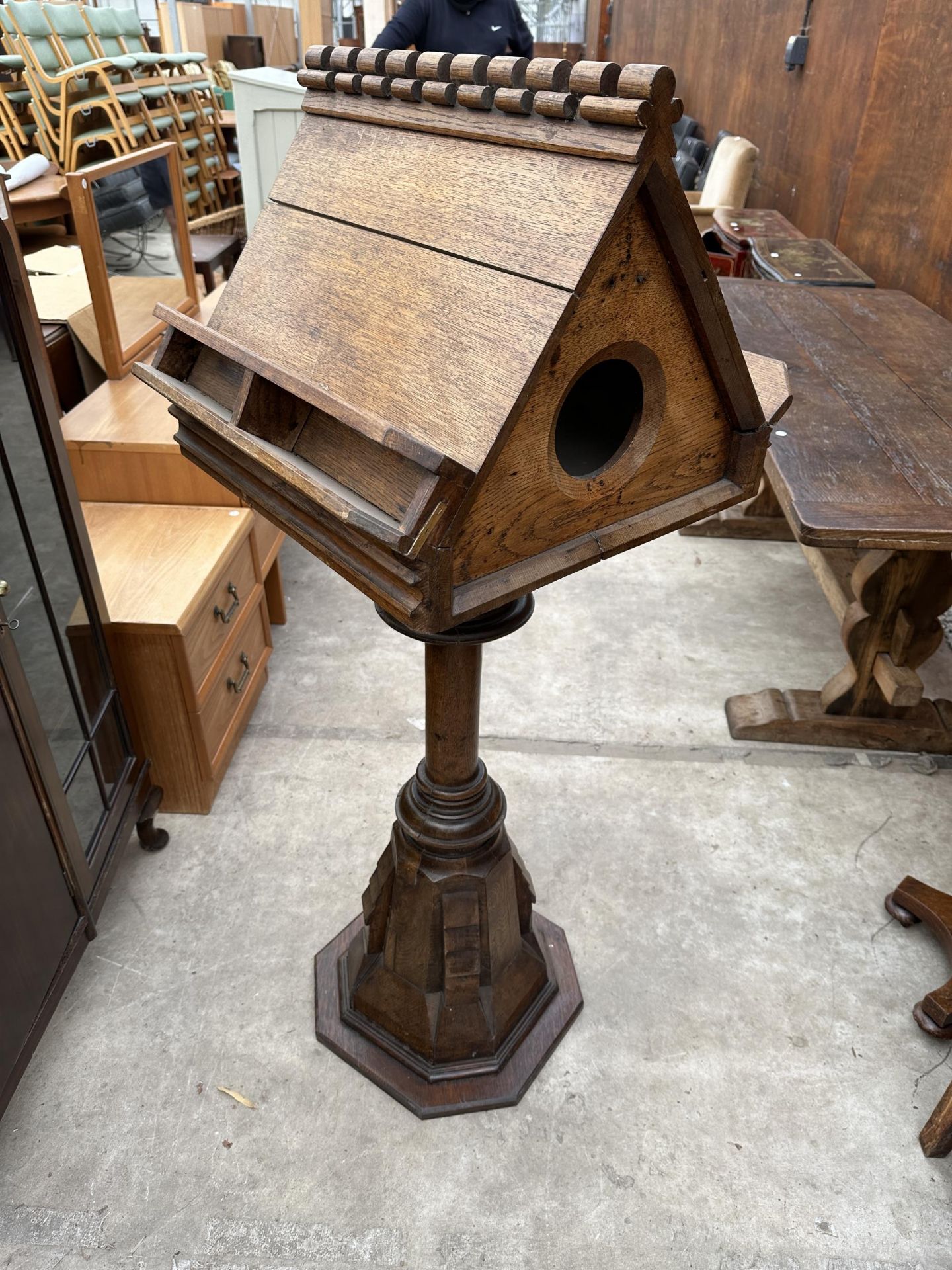 AN DOUBLE SIDED OAK CHOIR LECTERN WITH TURNED AND CARVED COLUMN