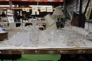 A LARGE COLLECTION OF GLASSWARE TO INCLUDE DESSERT DISHES, JUGS, WINE GLASSES ETC