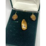A TIGERS EYE BROOCH AND EARRINGS IN A PRESENTATION BOX
