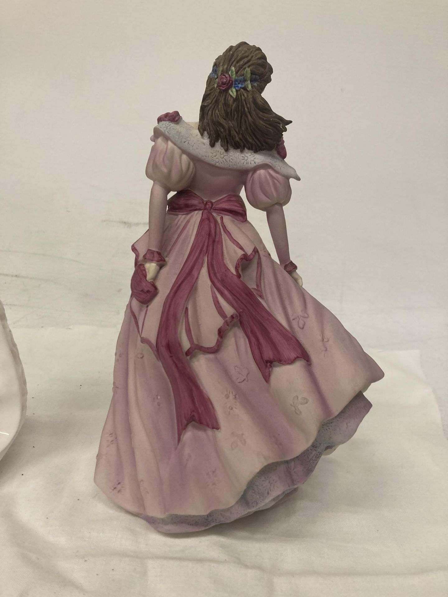 TWO COALPORT FIGURINES SUMMER BREEZE FROM THE AGE OF ELEGANCE SERIES AND AN UNAMED FIGURE - Image 5 of 6