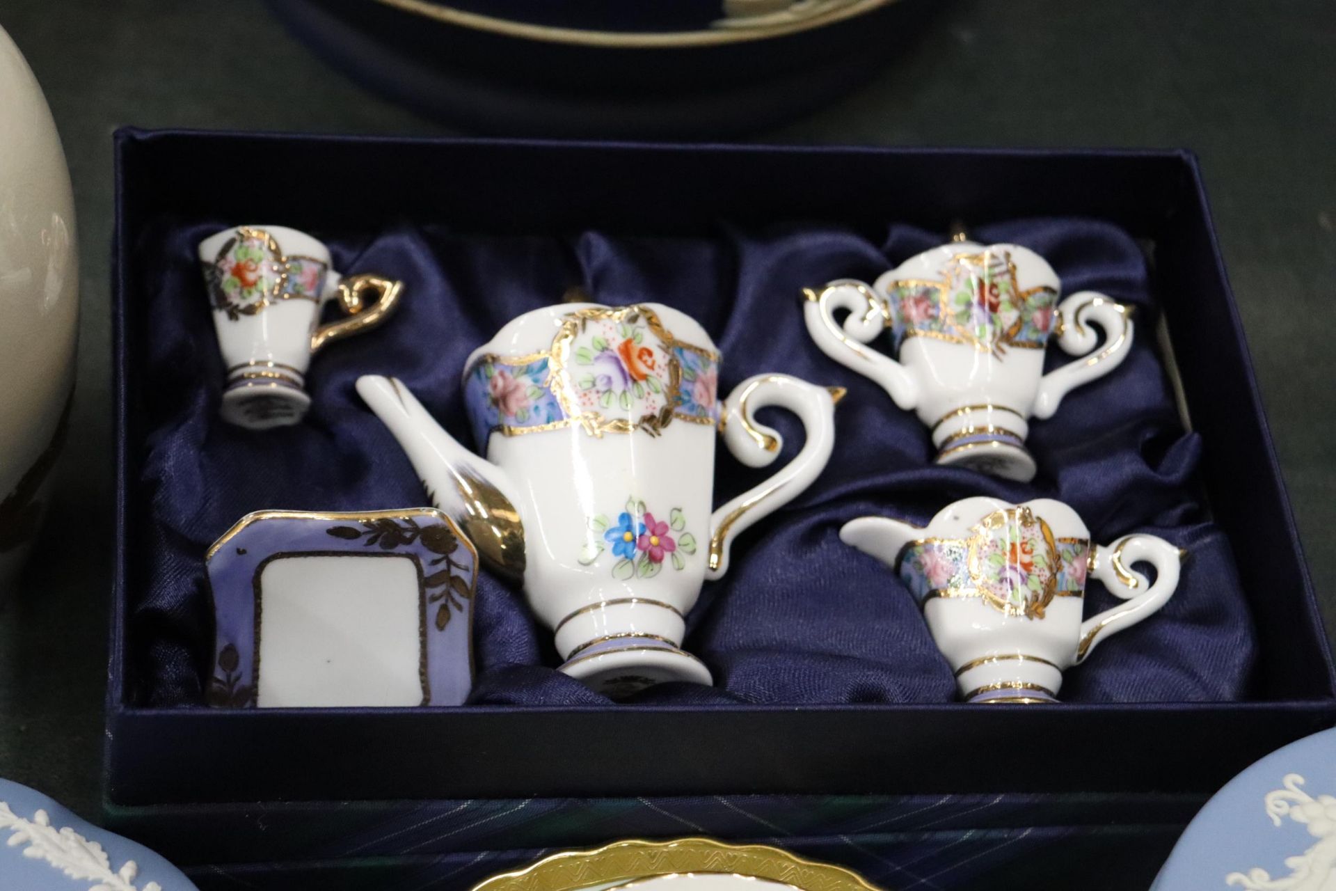A QUANTITY OF CERAMICS TO INCLUDE A BOXED MINIATURE LEONARDO TEASET, A SMALL ORIENTAL VASE WITH BIRD - Image 12 of 13