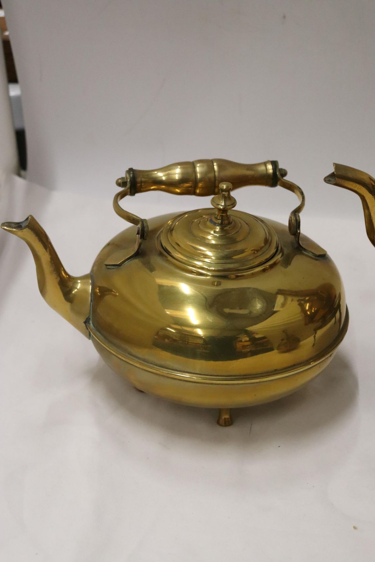 TWO BRASS KETTLES, A CLOISONNE KETTLE AND A TRIVET - Image 3 of 8