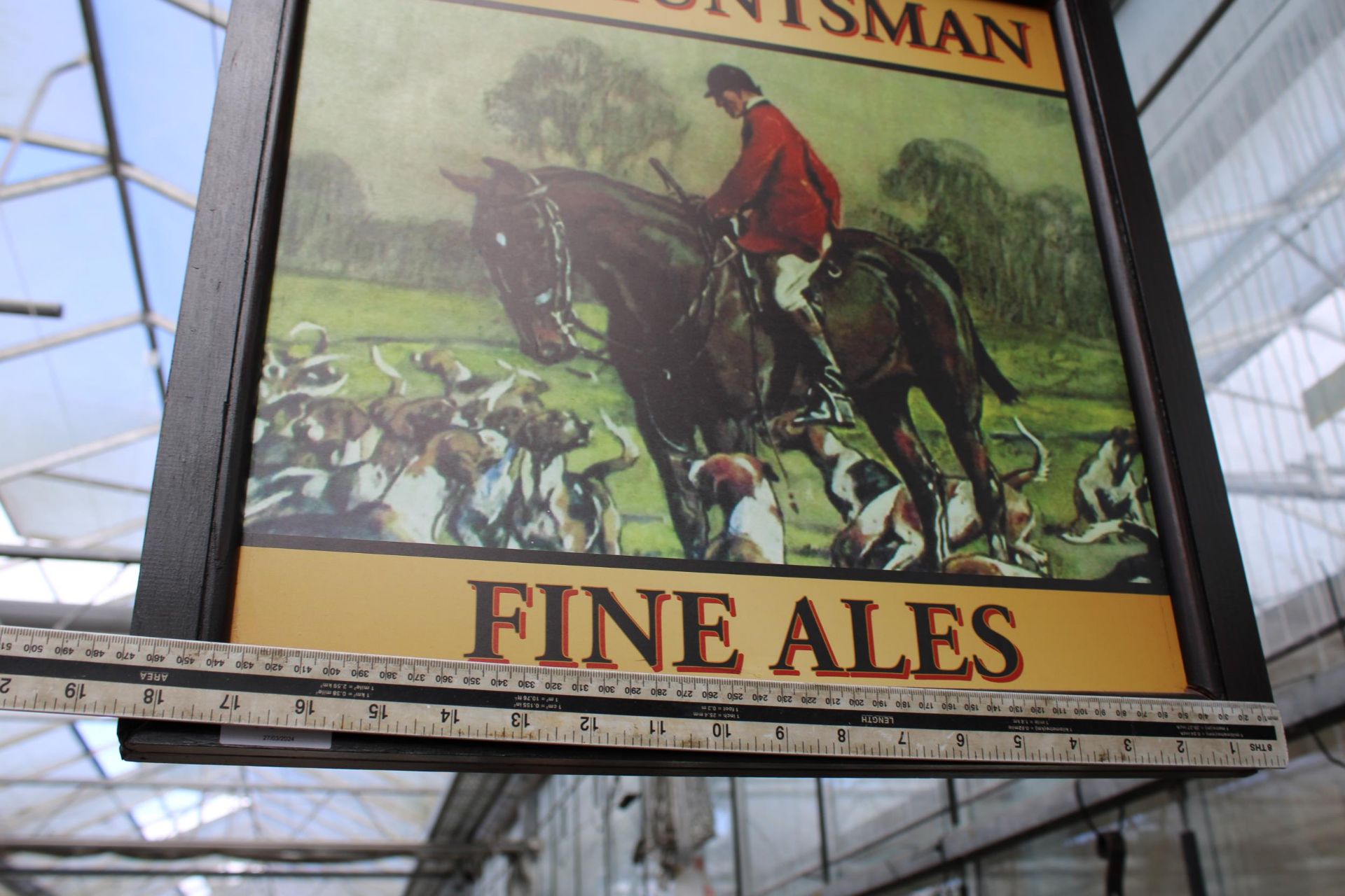 A DOUBLE SIDED WOODEN 'THE HUNTSMAN' PUB SIGN WITH CAST IRON WALL MOUNTING BRACKET - Image 5 of 6