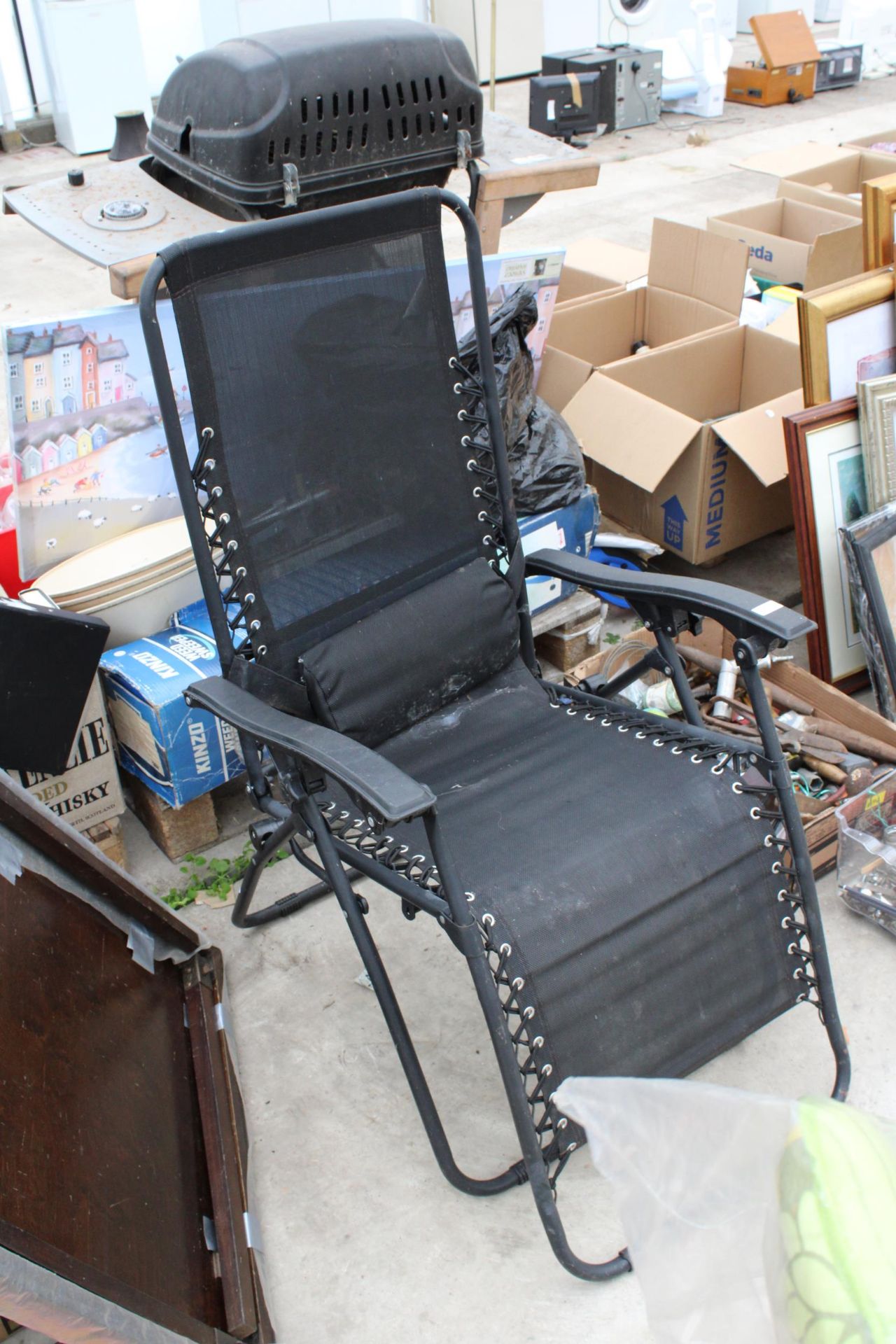 A FOLDING GARDEN LOUNGER AND A CARD TABLE - Image 3 of 3