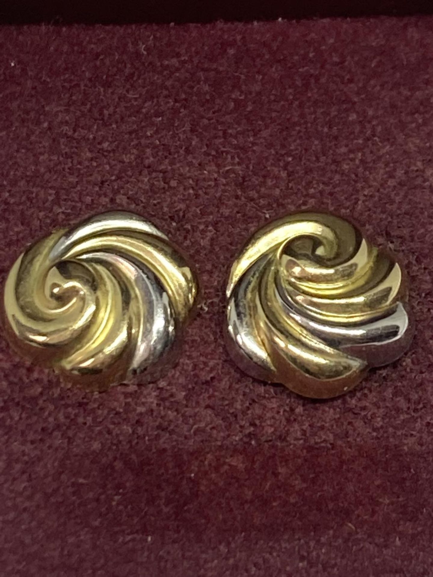 A PAIR OF 9 CARAT GOLD EARRINGS IN A PRESENTATION BOX - Image 2 of 3