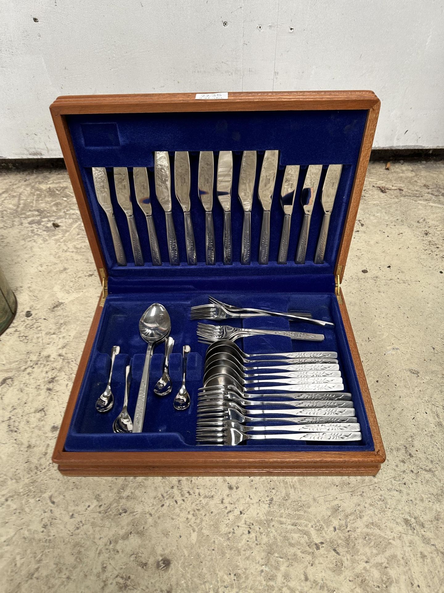 A MAHOGANY CASED VINERS OF SHEFFIELD CANTEEN OF CUTLERY - BELIEVED COMPLETE