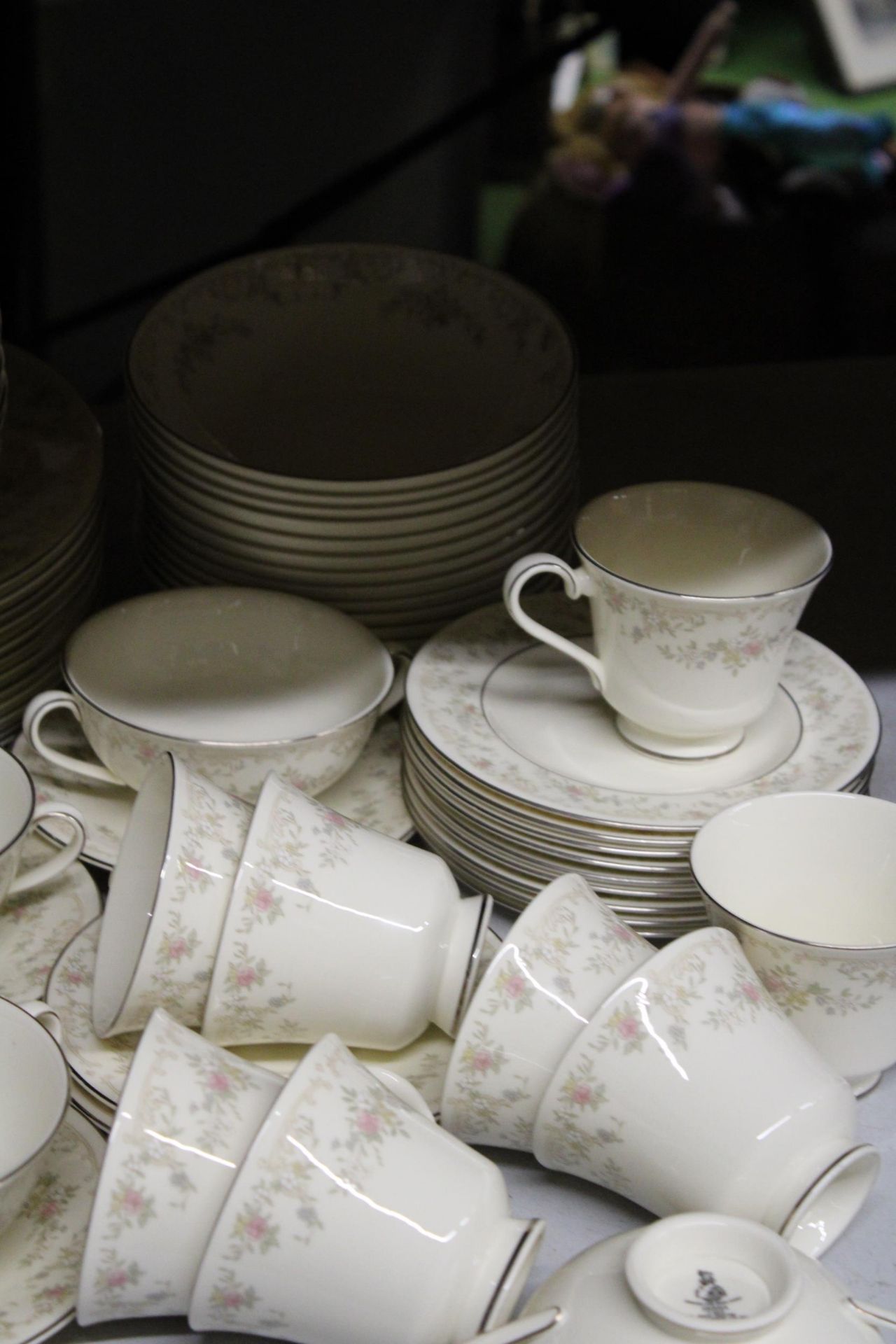 A ROYAL DOULTON 'DIANA' DINNER SERVICE TO INCLUDE SERVING TUREENS, VARIOUS SIZES OF PLATES, SOUP - Image 3 of 6