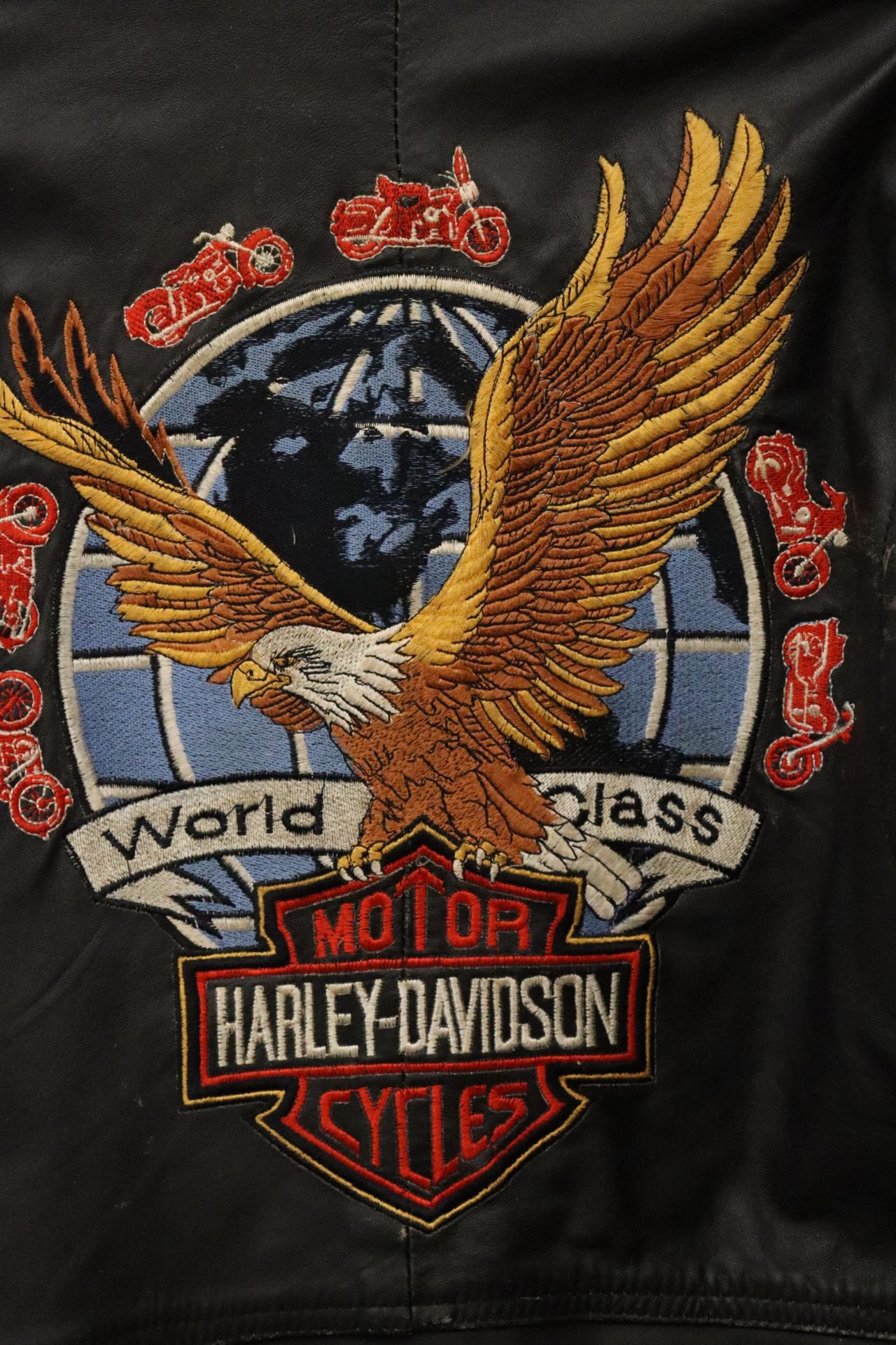 A VINTAGE HARLEY DAVIDSON LEATHER MOTOR CYCLE JACKET WITH LOGO TO THE BACK - Bild 2 aus 11