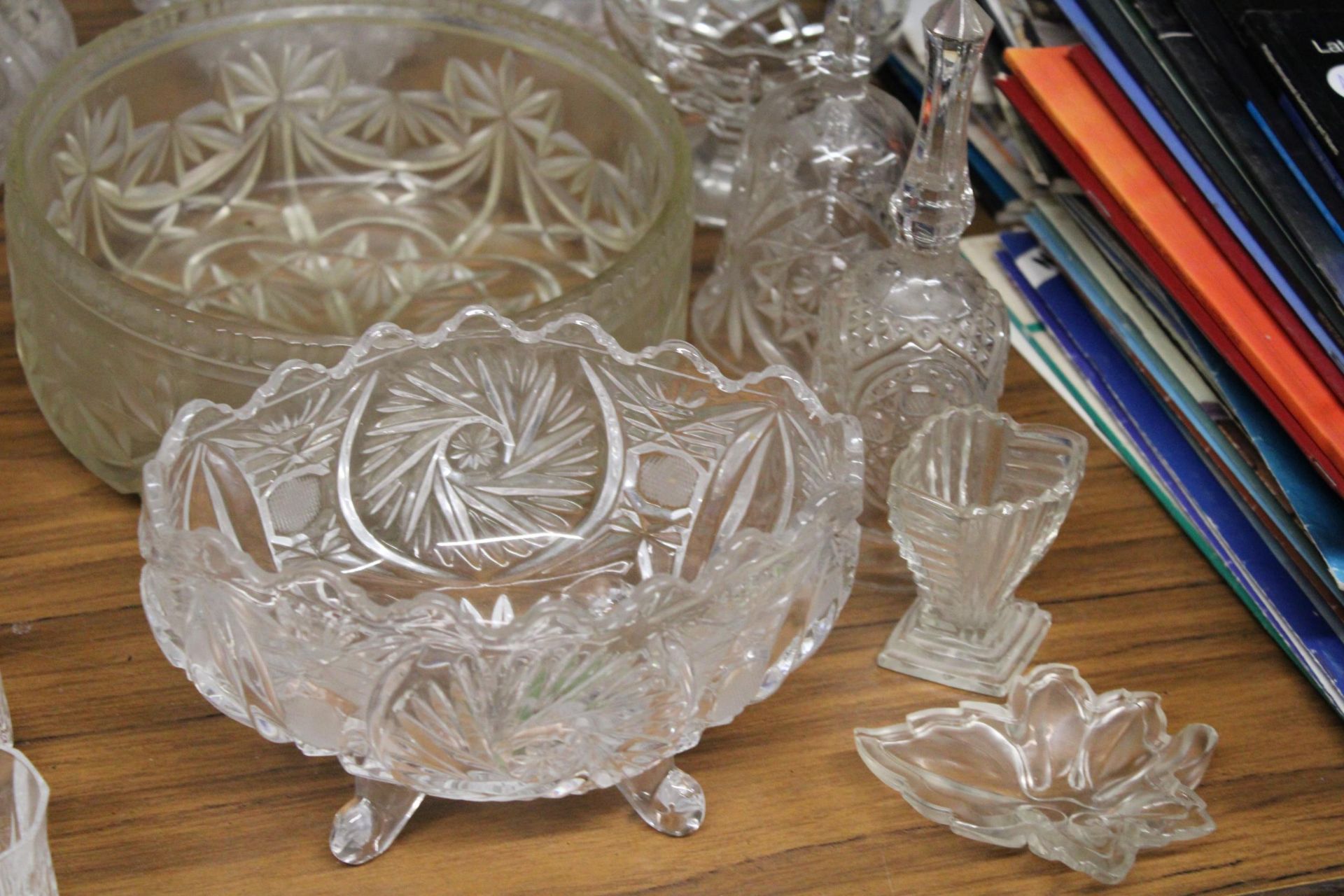 A QUANTITY OF GLASSWARE TO INCLUDE DECANTERS, BOWLS, BELLS, GLASSES, ETC - Image 3 of 3