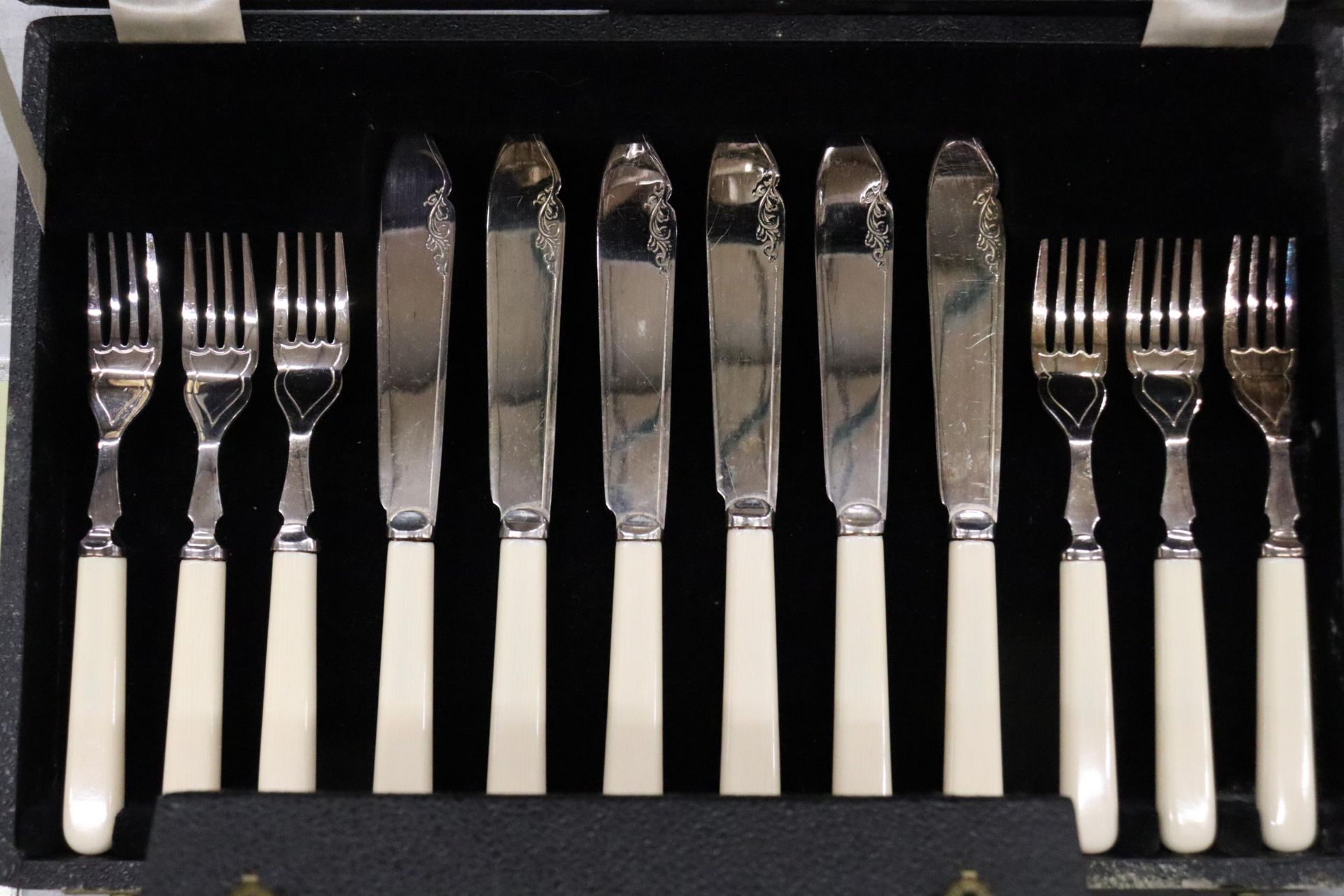 A QUANTITY OF BOXED VINTAGE FLATWARE TO INCLUDE A HORN HANDLED CARVING SET, A CRUET SET, ETC - 7 - Image 9 of 18