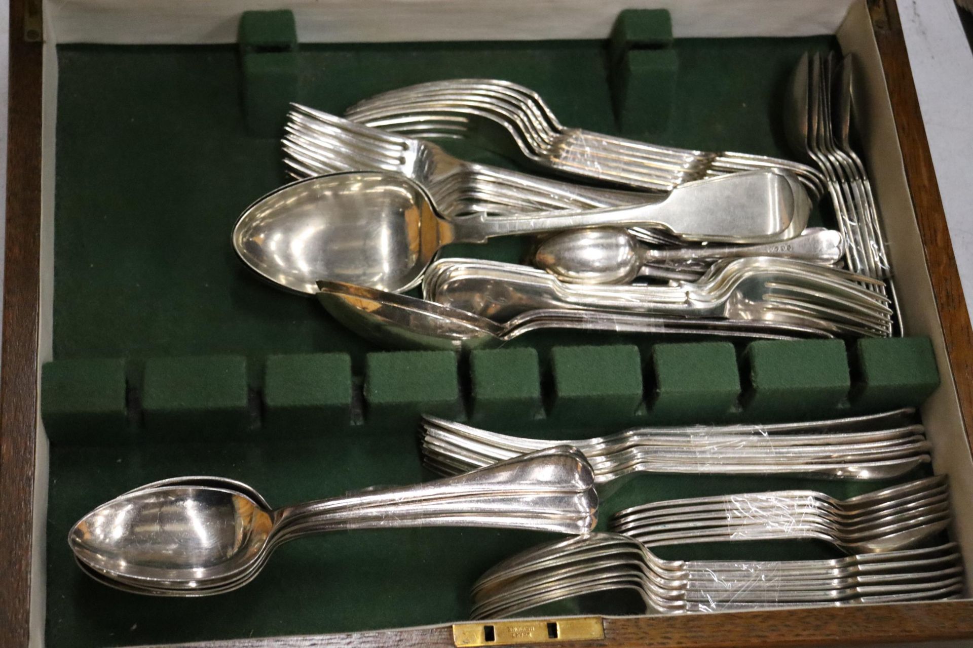 A VINTAGE CANTEEN OF CUTLERY IN AN OAK CASE - Image 2 of 6
