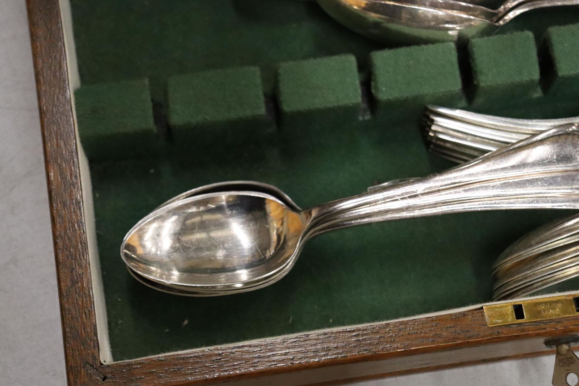 A VINTAGE CANTEEN OF CUTLERY IN AN OAK CASE - Image 5 of 6