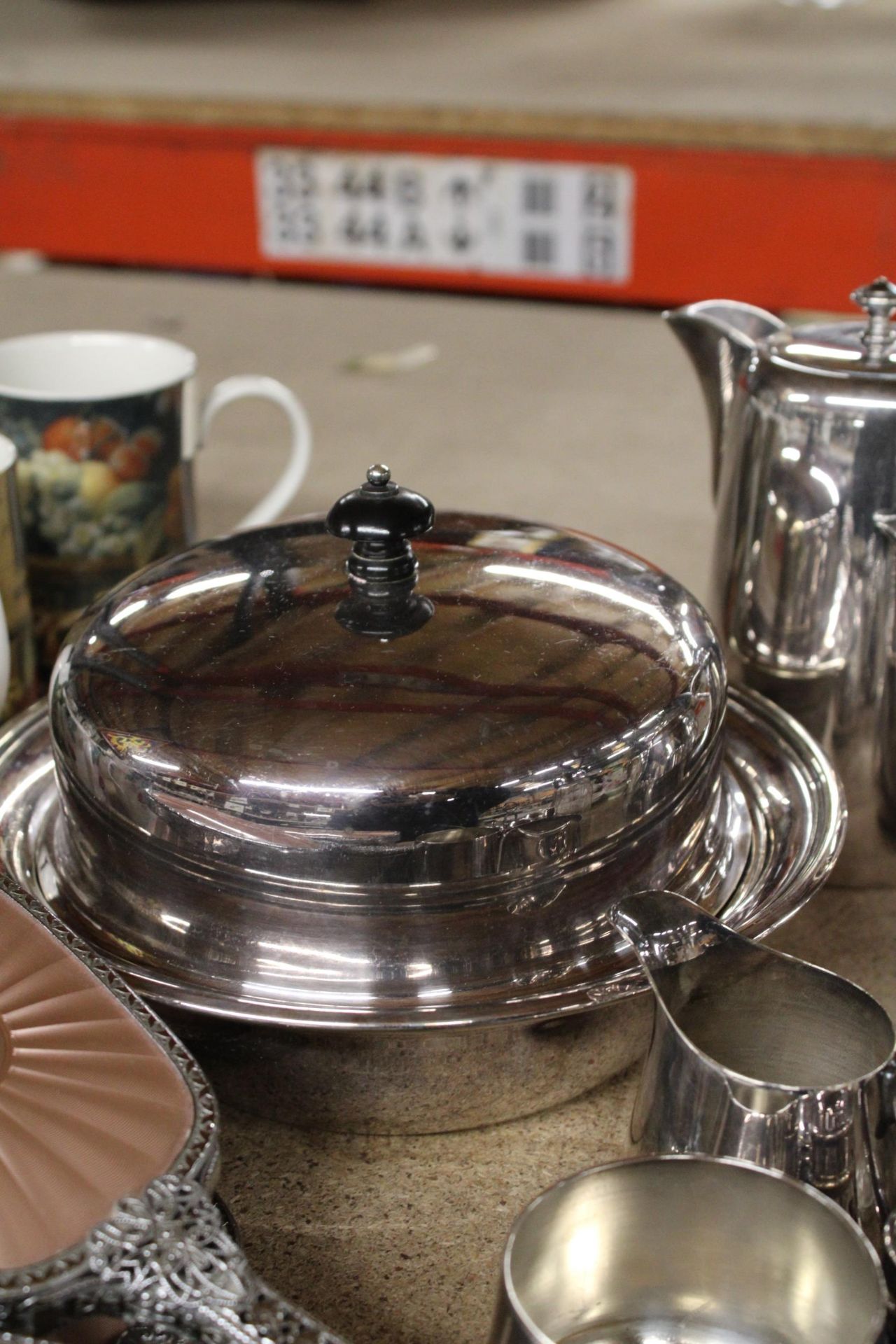A QUANTITY OF SILVER PLATED ITEMS TO INCLUDE A MUFFIN DISH, TEAPOT AND HOT WATER JUG, SUGAR - Bild 5 aus 5