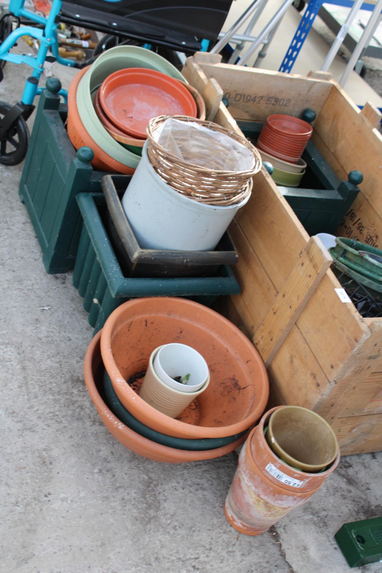 A LARGE WOODEN CRATE WITH ROPE HANDLES AND AN ASSORTMENT OF PLASTIC, WOODEN AND TERRACOTTA PLANT - Image 3 of 3