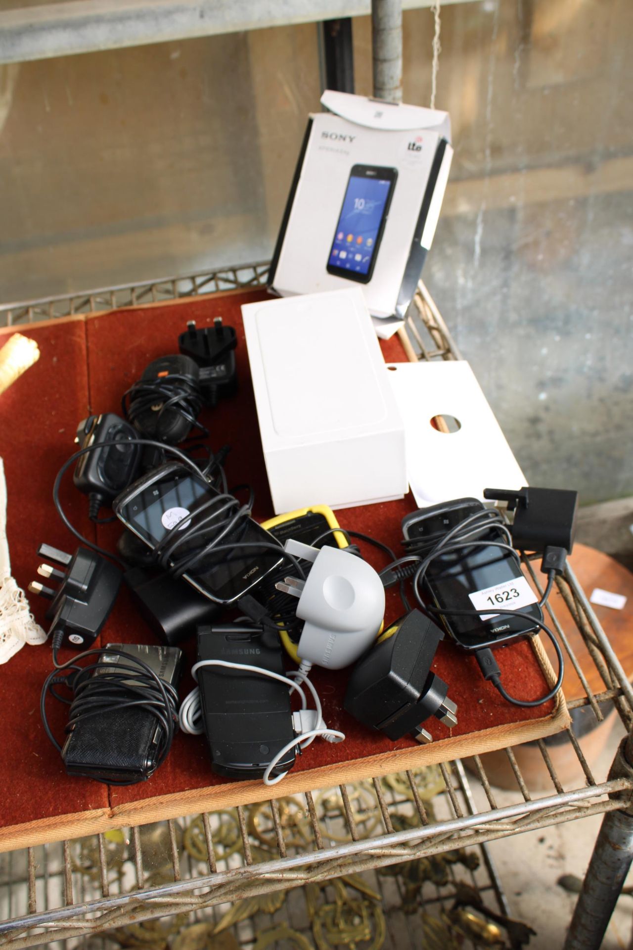 AN ASSORTMENT OF VARIOUS MOBILE PHONES AND CHARGERS