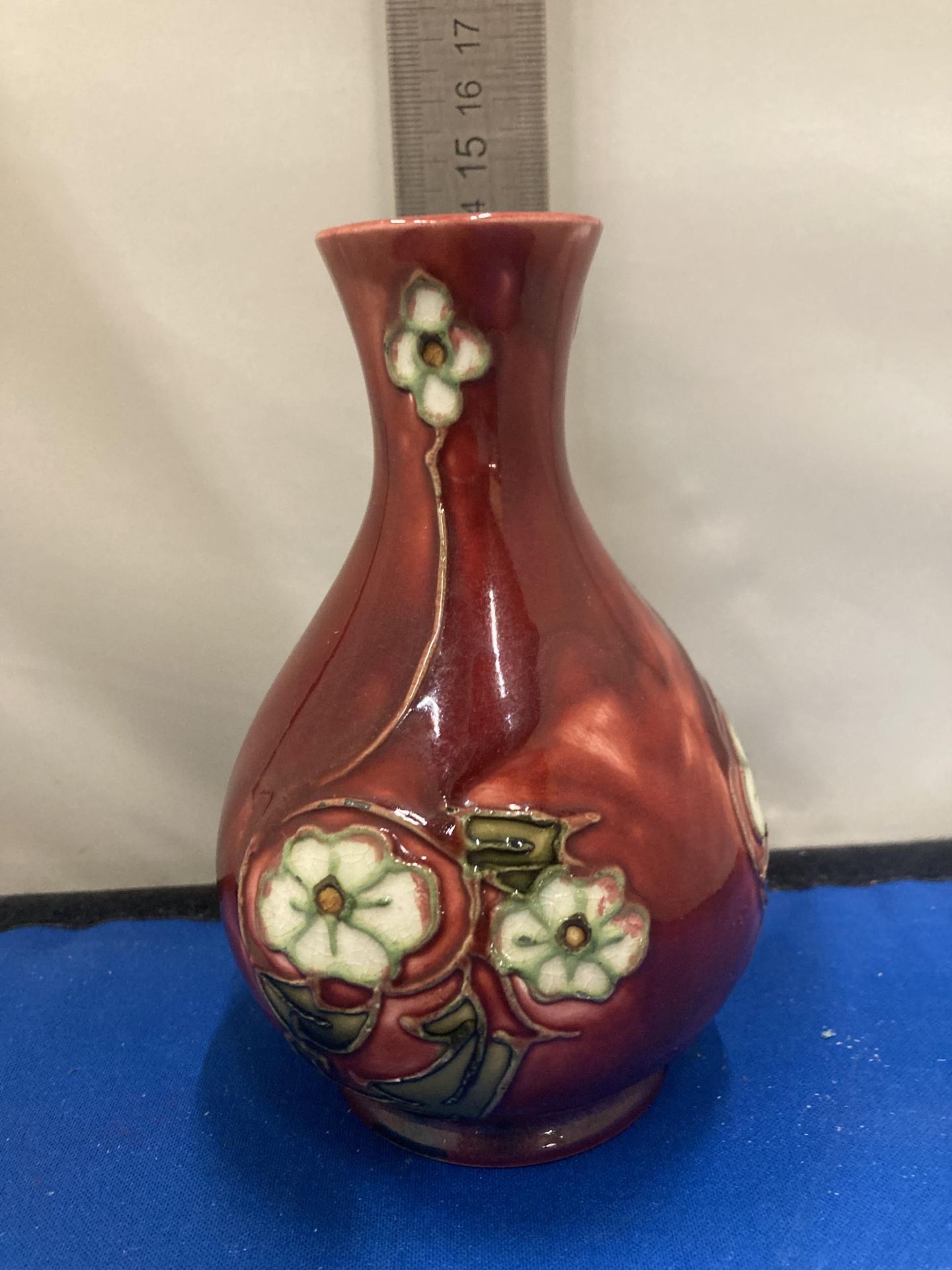 A MINTON SECESSIONIST VASE IN RED WITH CREAM FLOWERS CIRCA 1910 MARKED TO THE BASE MINTONS LTD No 33 - Bild 4 aus 4