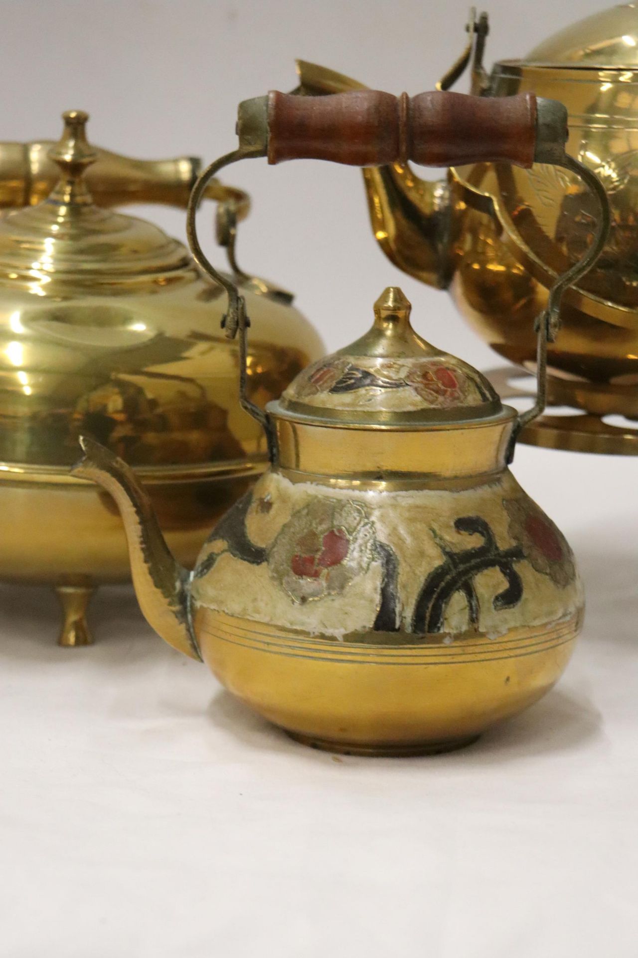 TWO BRASS KETTLES, A CLOISONNE KETTLE AND A TRIVET - Image 2 of 8