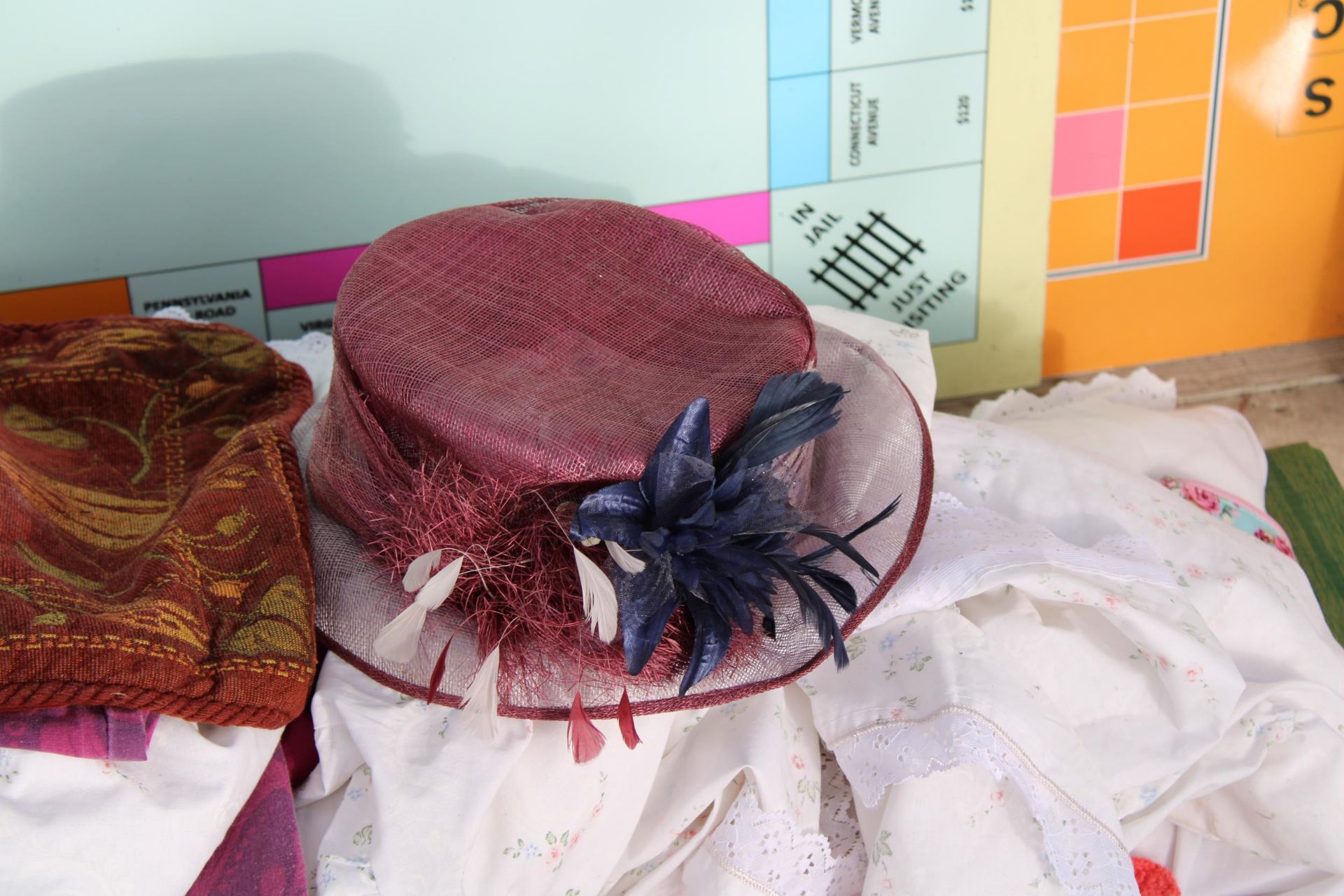 AN ASSORTMENT OF LADIES HATS AND CLOTHING - Image 4 of 4
