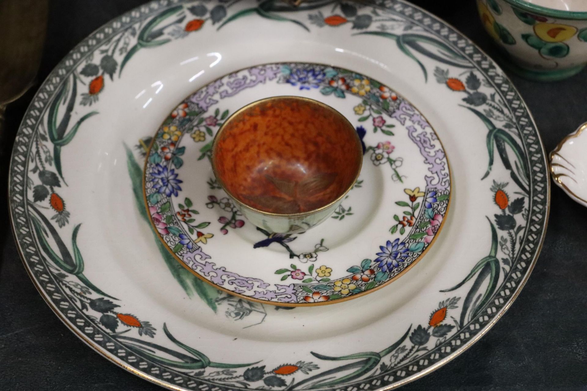 A MIXED LOT TO INCLUDE A VICTORIAN PAPIER MACHE FLORAL BOWL, STONEWARE STORAGE JARS, A PRINKNASH ' - Image 3 of 18