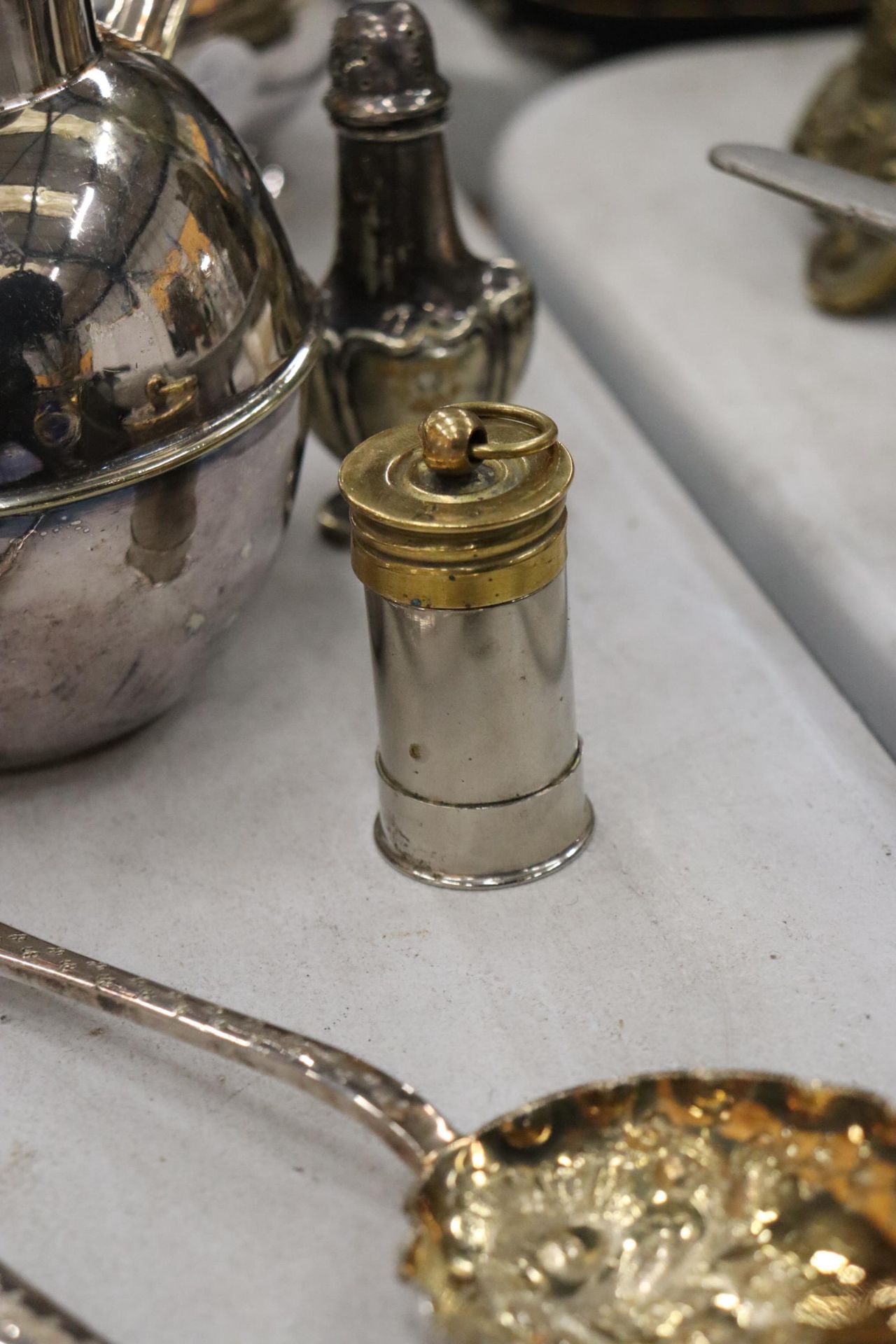 A QUANTITY OF SILVERPLATE TO INCLUDE A COFFEE POT, COFFEE WAMER, SPOONS ETC - Image 9 of 12