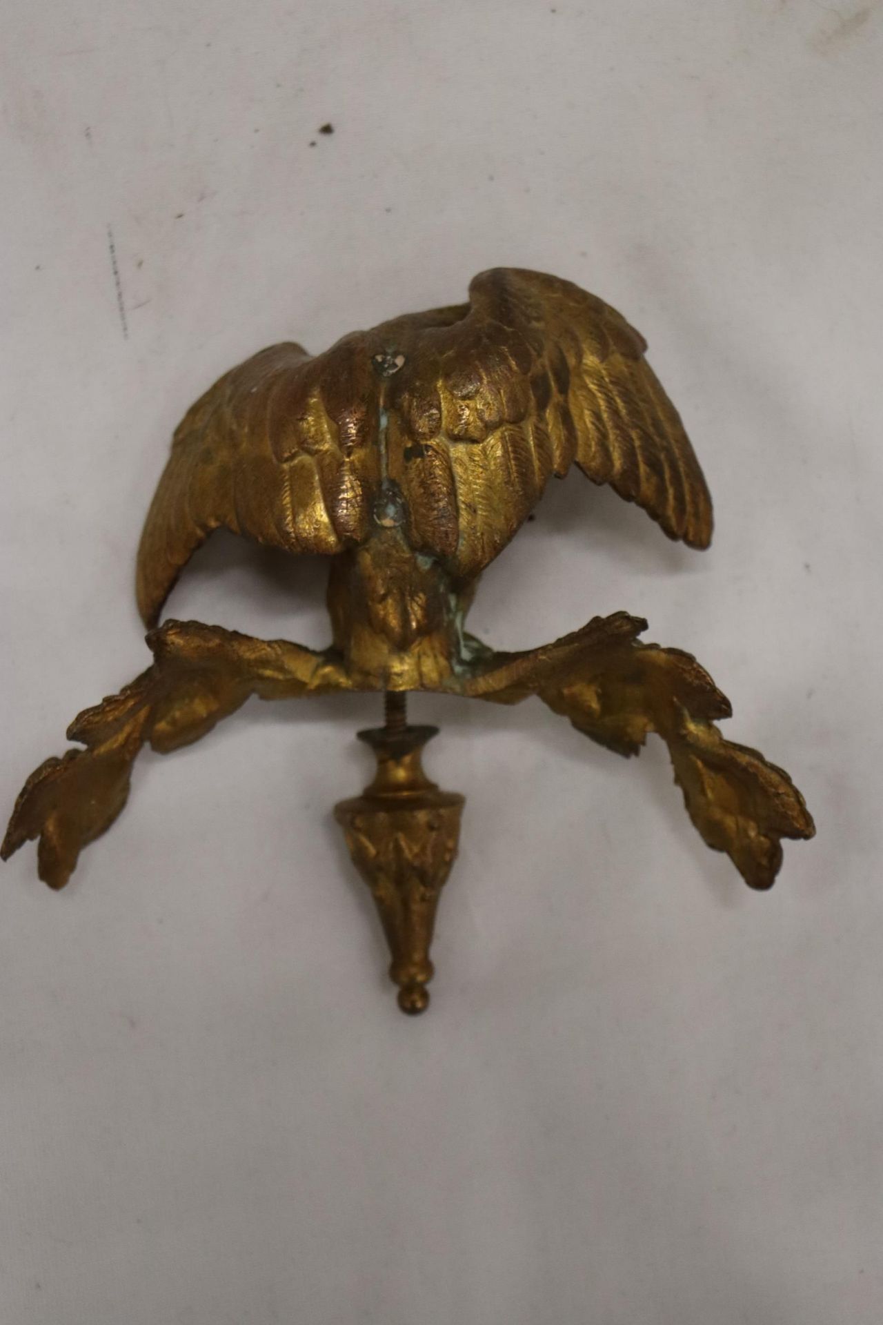 AN ART DECO 1900 - 1940 BRASS EAGLE - Image 5 of 5