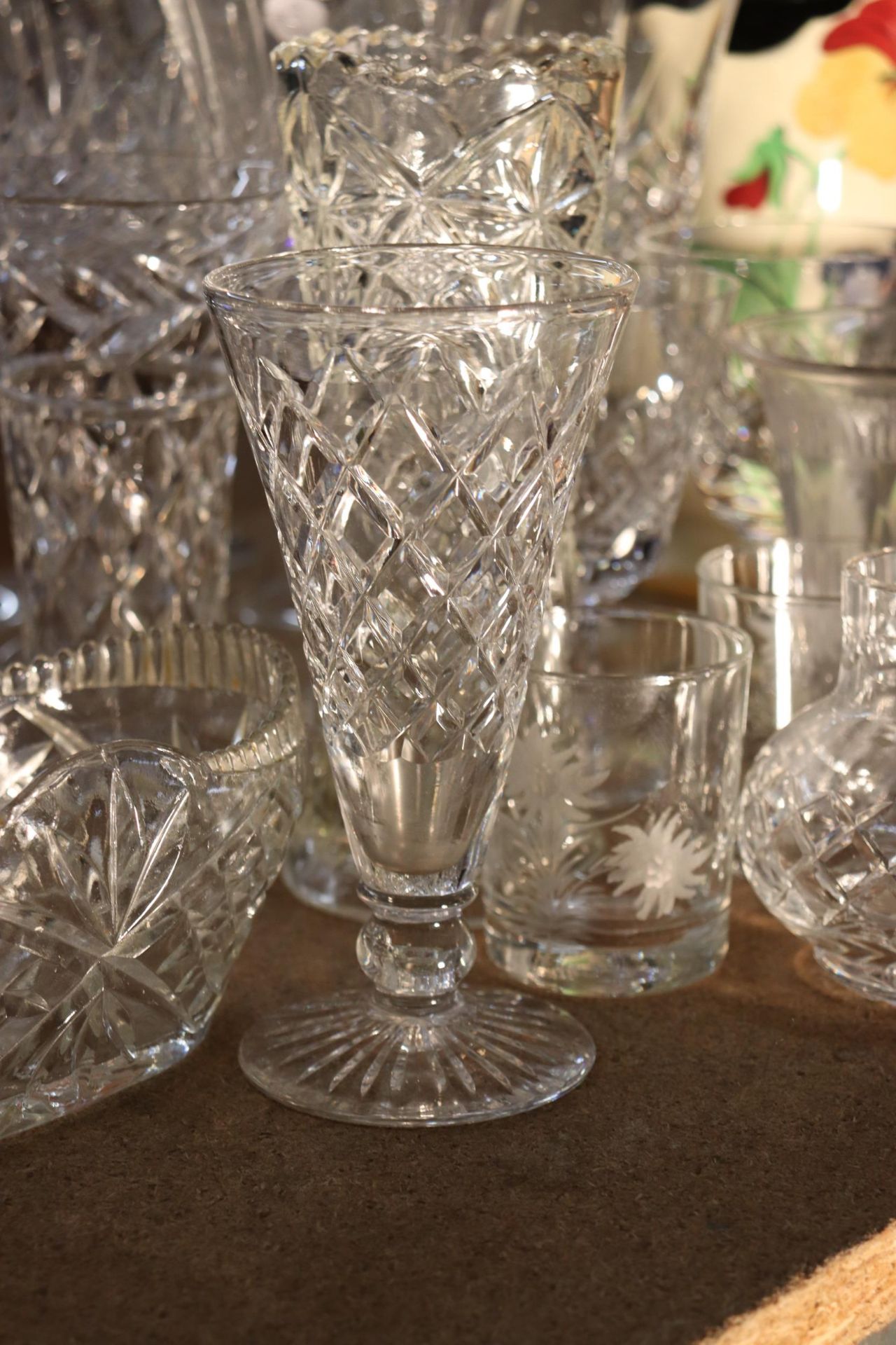 A QUANTITY OF GLASSES TO INCLUDE WINE GLASSES, VASES, BOWLS, ETC - Image 8 of 12